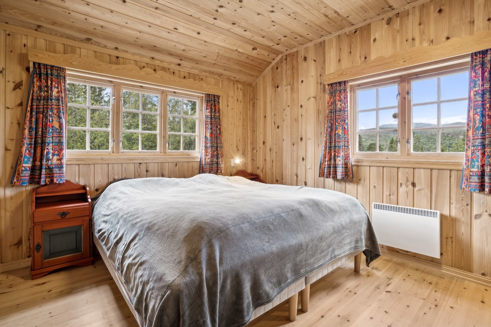 Hovedsoverommet har plass til en dobbelseng... Galleribilde