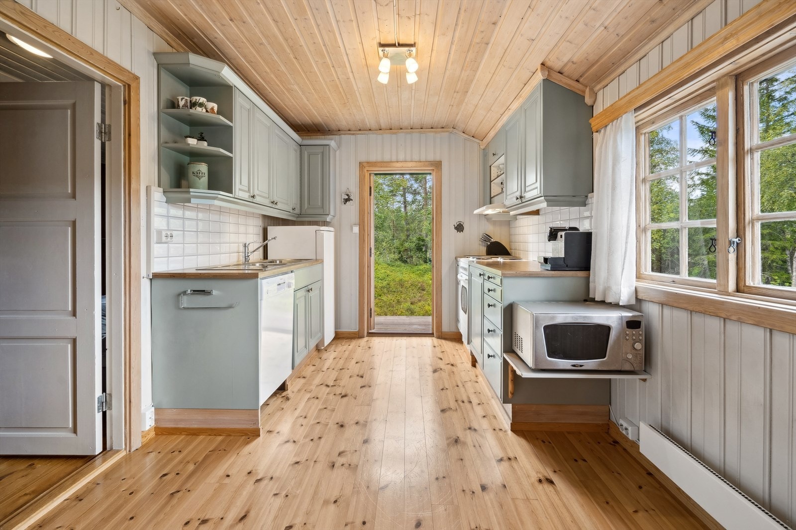 Hyttas kjøkken er romslig Galleribilde