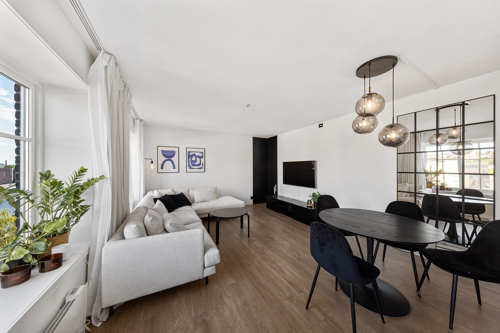 Leiligheten har en nydelig stue med store vindusflater som gir et vakkert utsyn med utsikt til Skien sentrum og til området rundt. Galleribilde