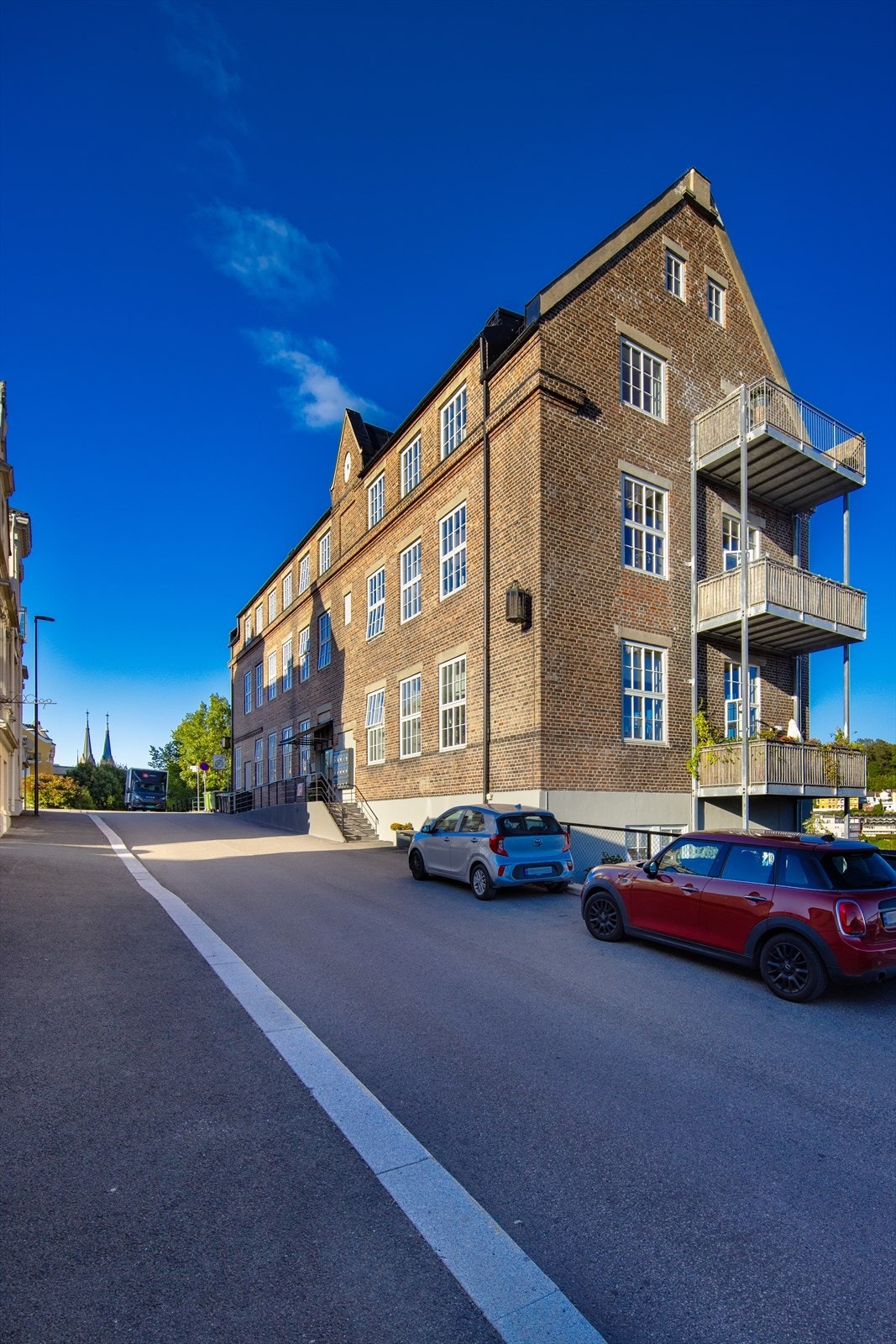 Eier leier i dag parkeringsplass i bilhall i Lundegata 5, ca. 100 meter fra boligen. Denne avtalen gjelder i ca. 1 et år, kan videreføres til ny eier ved signering av ny leieavtale. Galleribilde