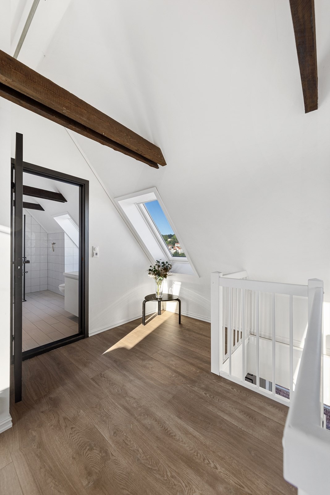 Fin plass for møblering og soverommene er plassert i hver sin ende. Galleribilde