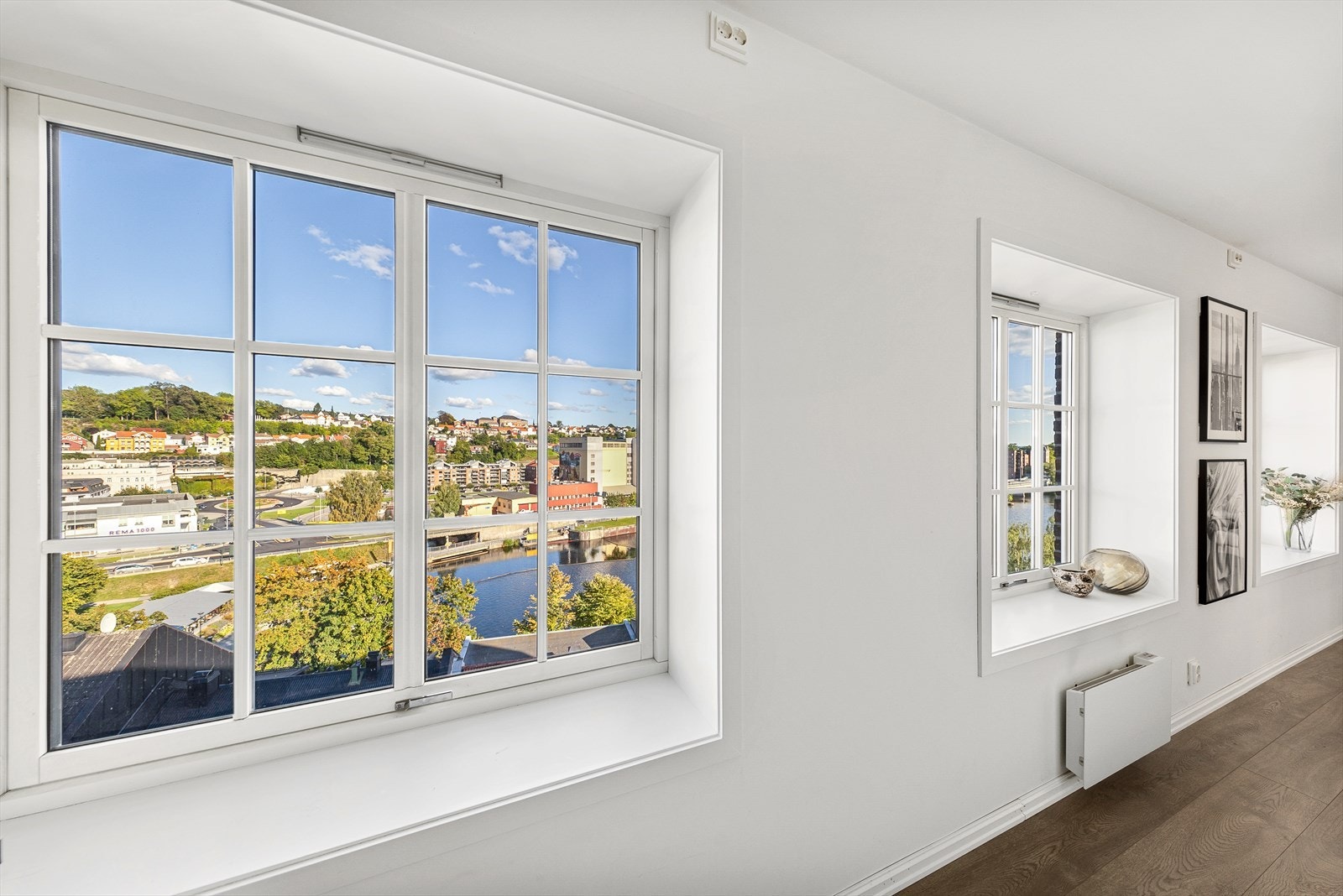 Eiendomsmegler Espen Thoresen presenterer toppetasjen/penthouse-leiligheten på EEK-Gården på toppen av sentrumshjerte. Møbler kan medfølge etter egen avtale! Galleribilde