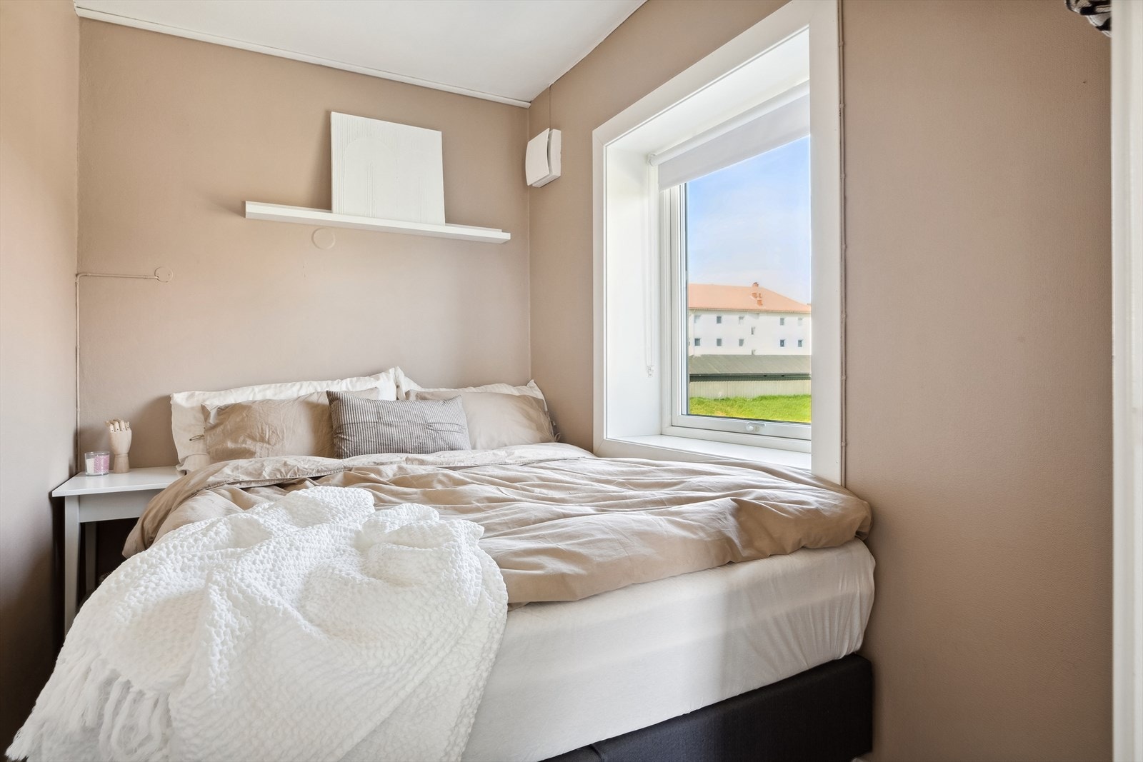 Sovealkove på 5 m² som gir plass til seng og nattbord. Galleribilde