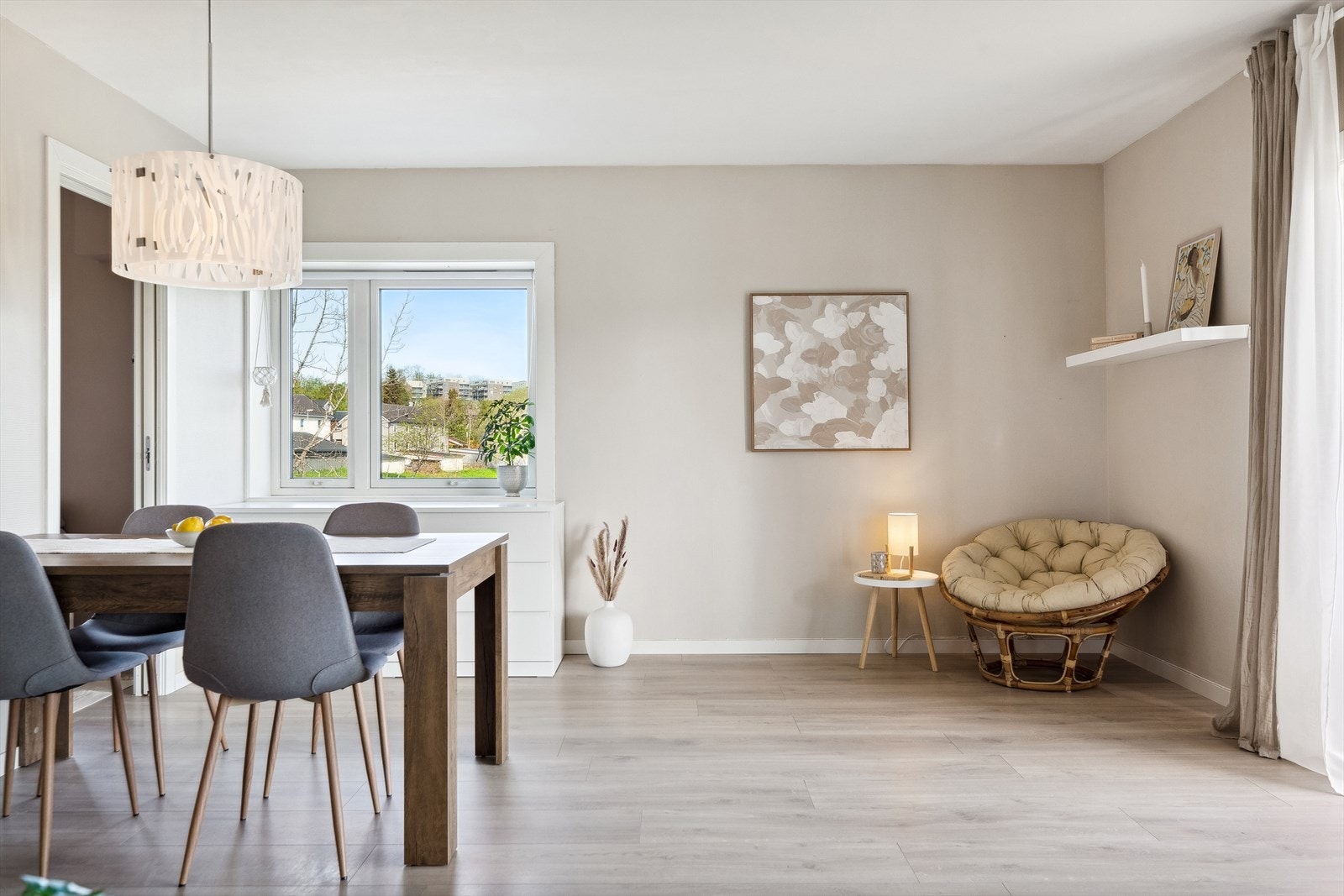 Stuen gir god plass til både spise- og sittegruppe. Galleribilde