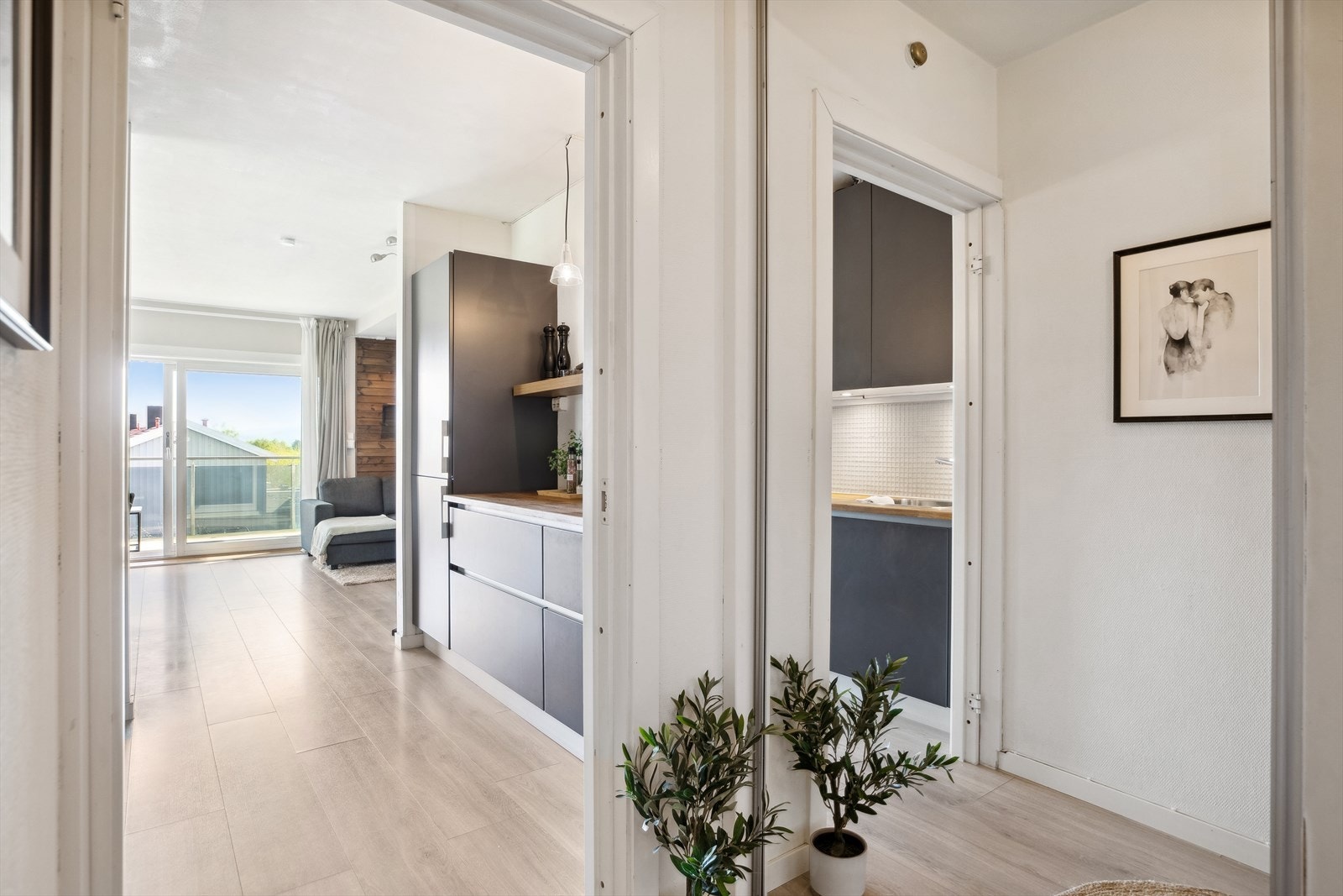 Oppbevaringsplass til sko- og yttertøy i skyvedørsgarderobe. Galleribilde