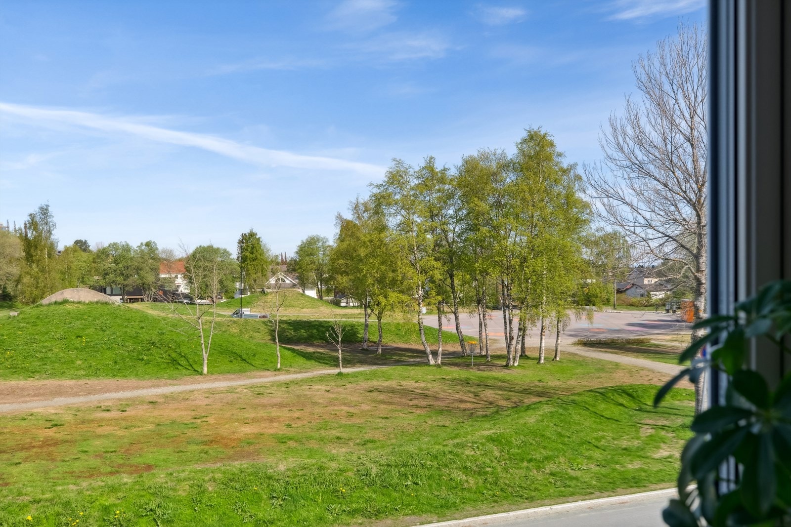 Gangavstand til blant annet skoler, butikker, treningssenter og herlige turområder. Galleribilde