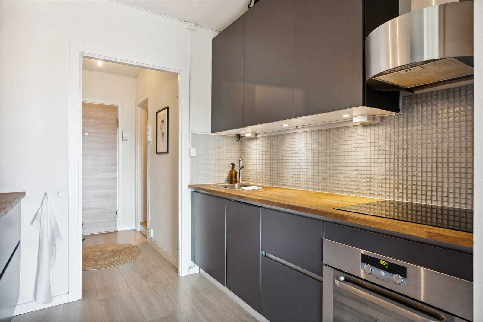 Det er integrert stekovn, oppvaskmaskin, platetopp og kjøleskap. Galleribilde