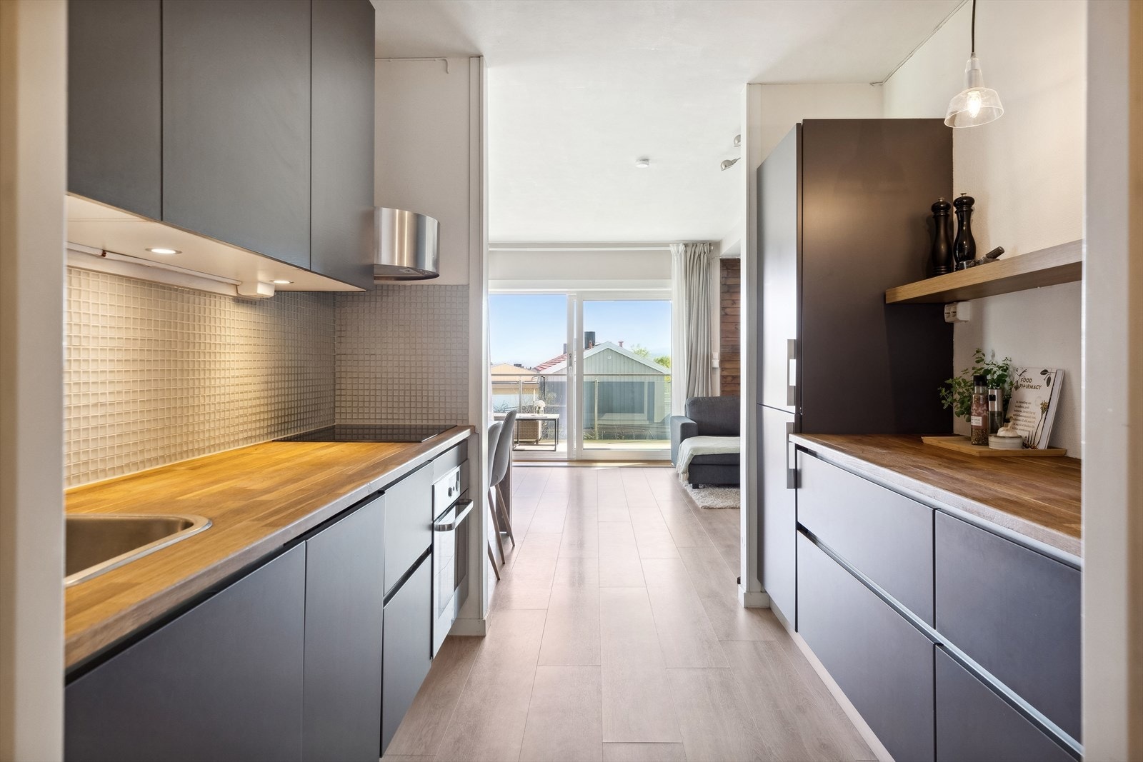 Kjøkkenet er i senere tid blitt oppgradert i tidsriktige farger og byr på mye skap- og benkeplass. Galleribilde