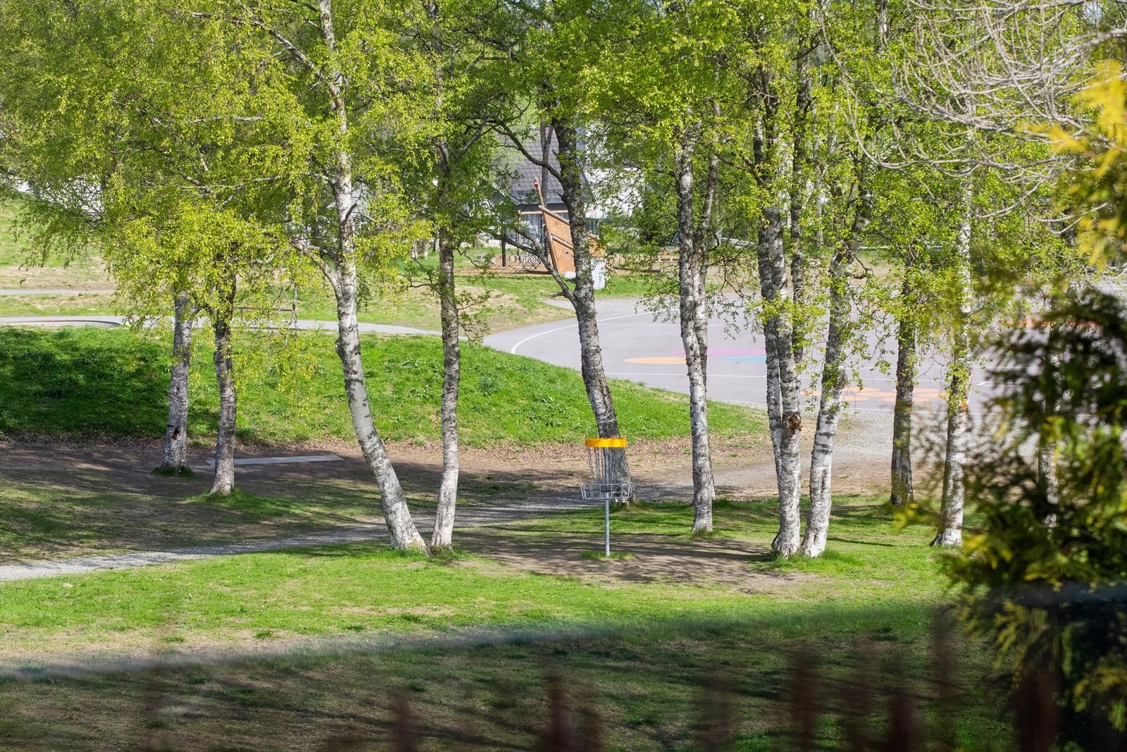 Rett utenfor døren finner du Skjermvegen aktivitetspark som byr på en rekke tilbud for spill og lek. Galleribilde