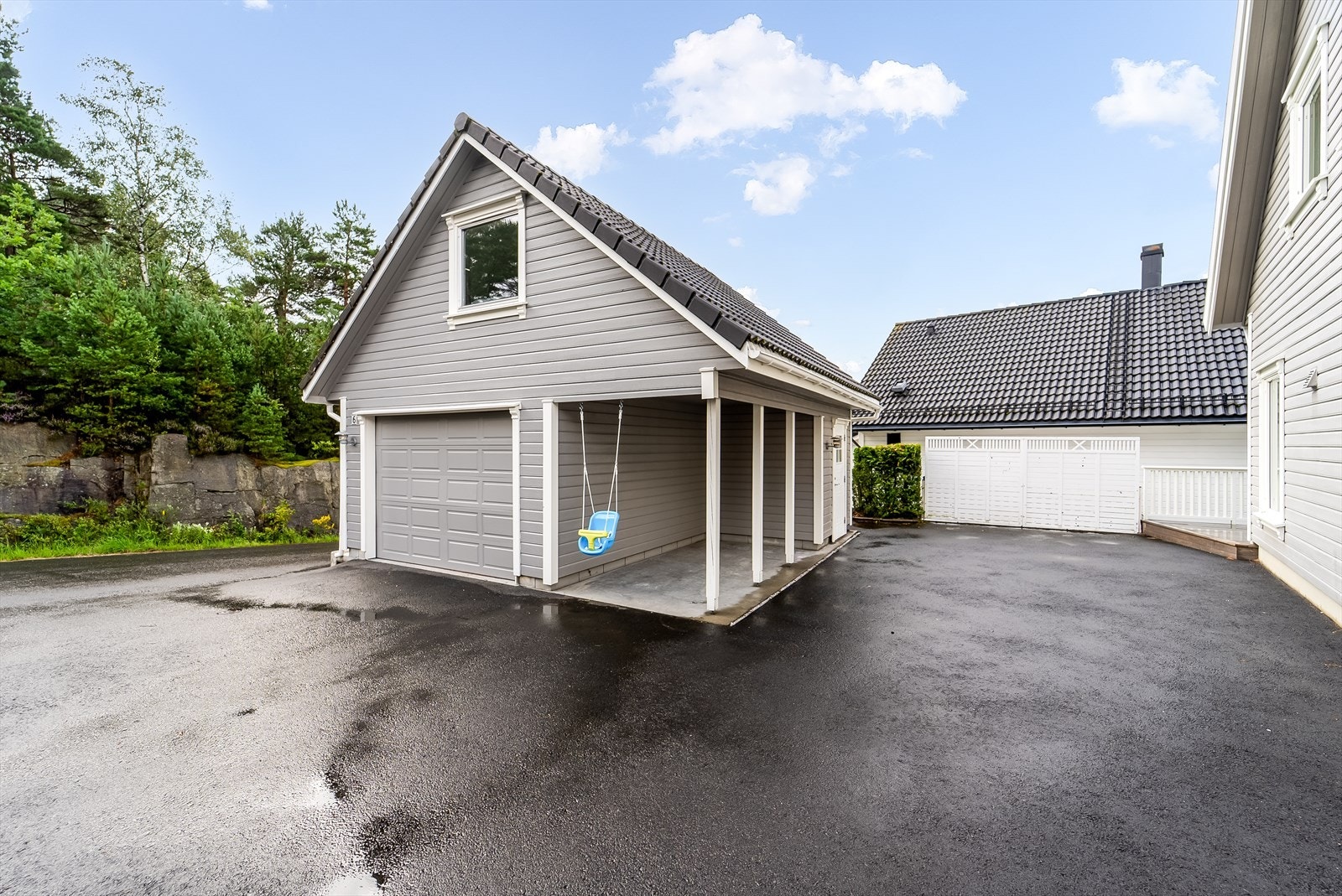 God plass til parkering i gårdsrom. Galleribilde