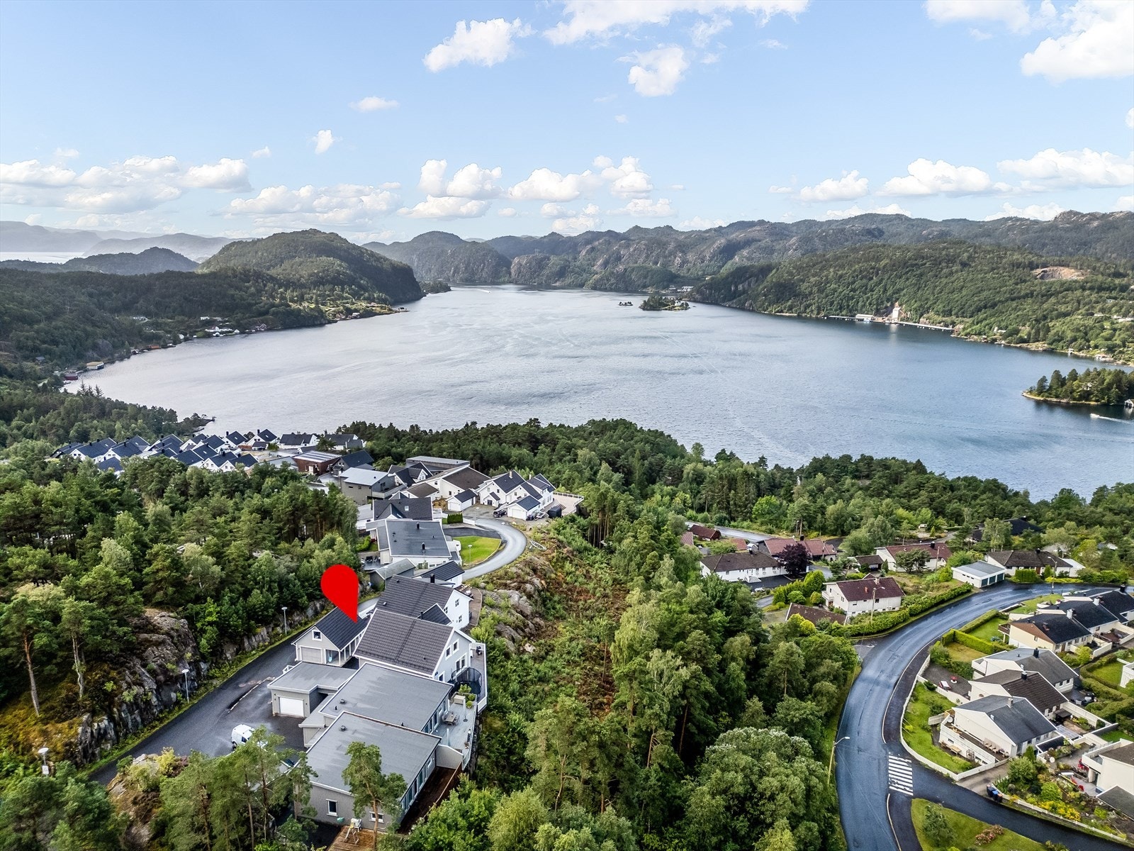 Sørvest-vendt beliggenhet i populært boligområde i Rauli Sør hvor du har sol fra tidlig morgen til sent på kveld. Galleribilde