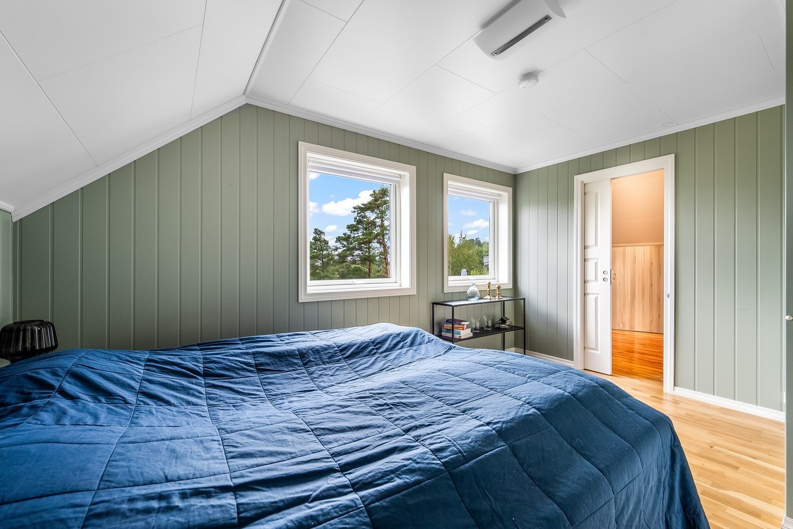 Hovedsoverommet har tilstøtende garderoberom/walk-in-closet. Galleribilde
