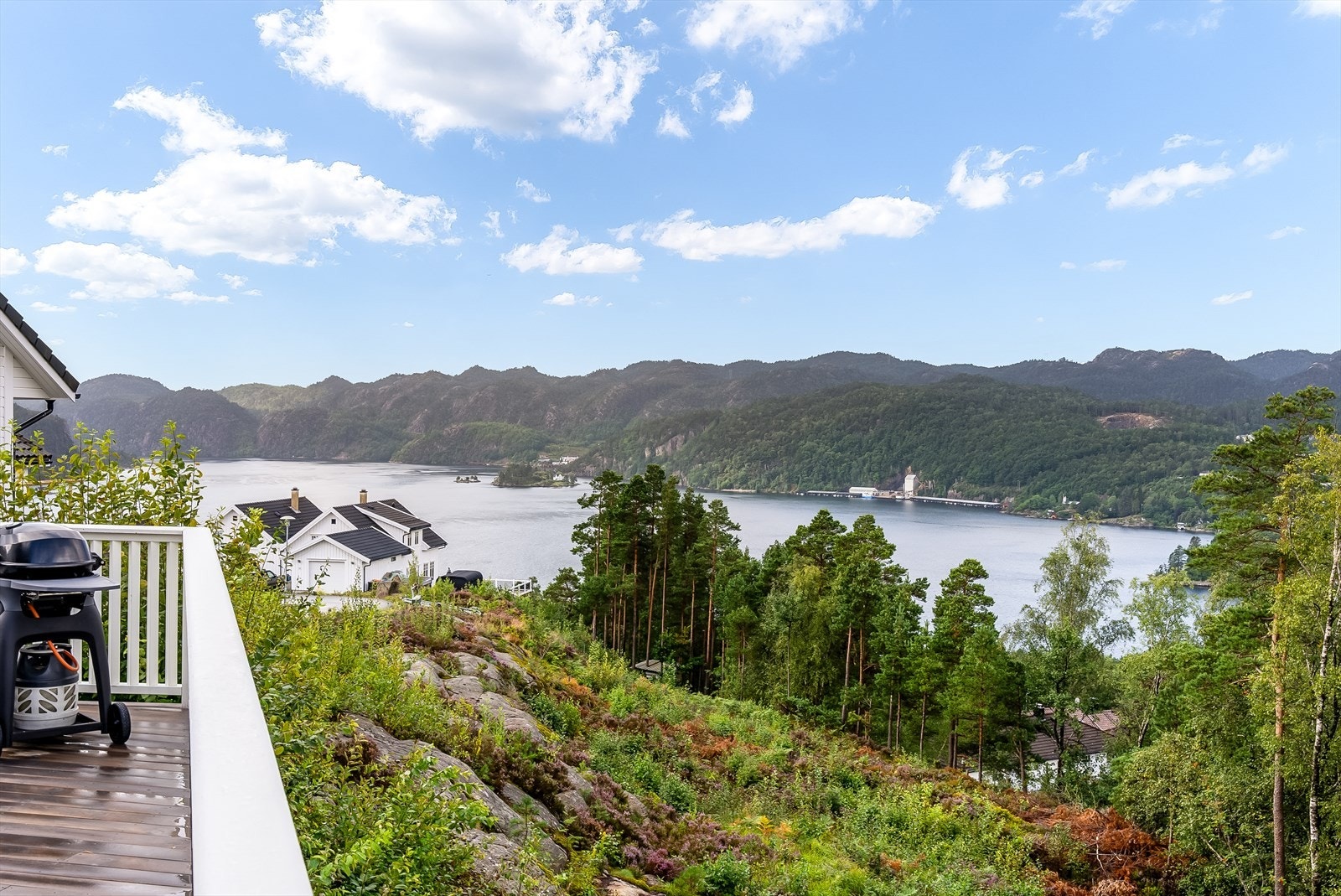Fra eiendommen nyter du herlig utsikt utover fjorden! Galleribilde