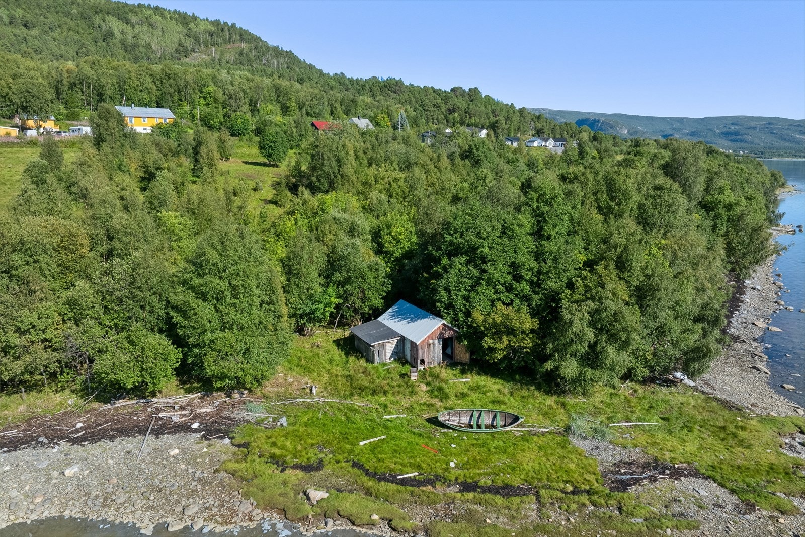 På Sør/Vestsiden av eiendommen ligger et eldre naust. Galleribilde