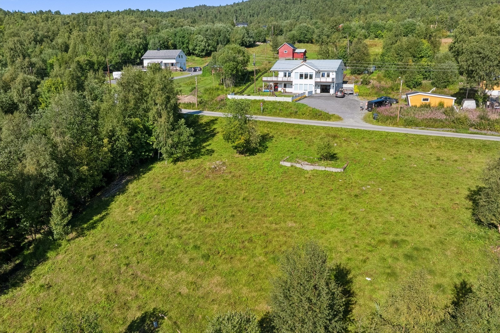 DNB Eiendom/v Vidar Myklevoll har gleden av å presentere Gammelheim, Østre! En stor eiendom, beliggende mot sjøen i Russeluft. Galleribilde