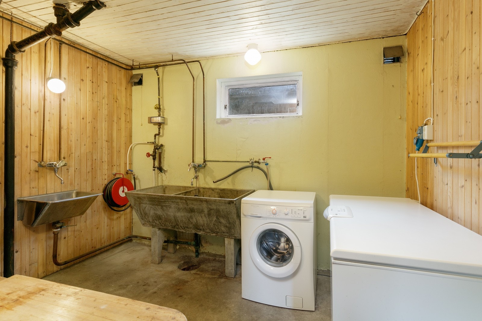 Vaskerommet er romslig og med standard fra byggeår Galleribilde
