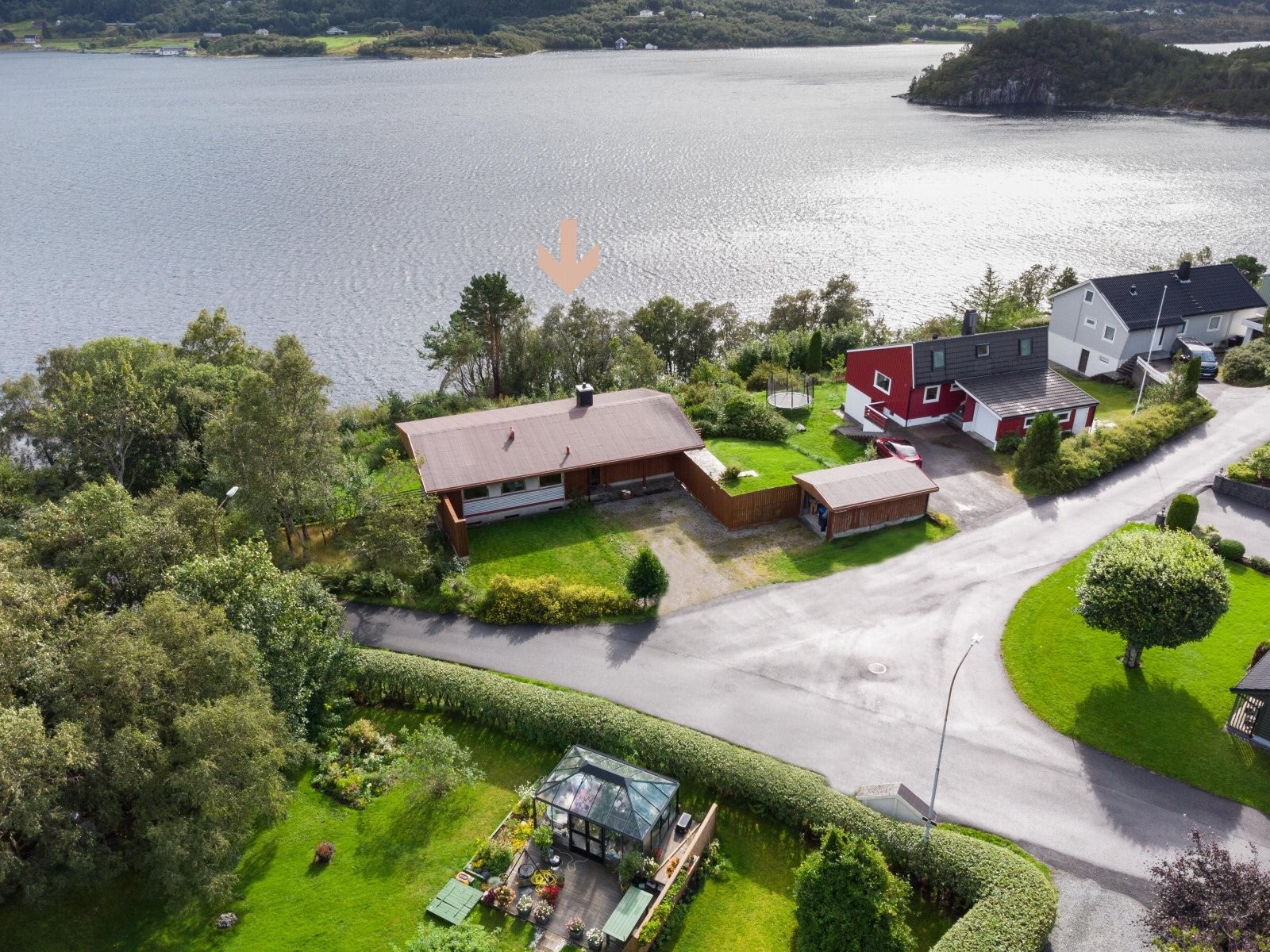 På eiendommen er det oppført enkel garasje, legg også merke til den frie sjøutsikten. Galleribilde