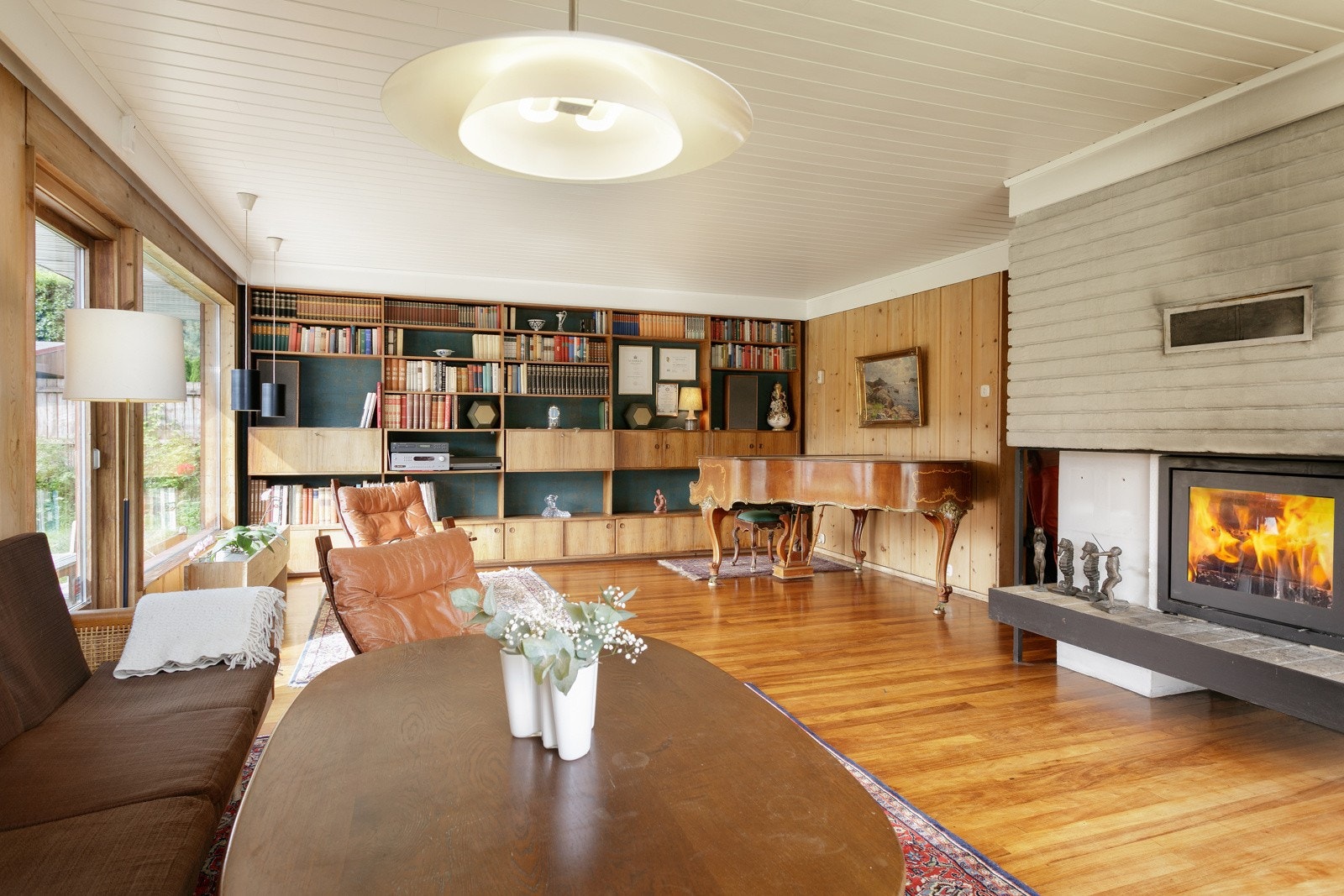 Stuen er romslig og luftig og man har også utgang til skiferbelagt terrasse fra stue Galleribilde