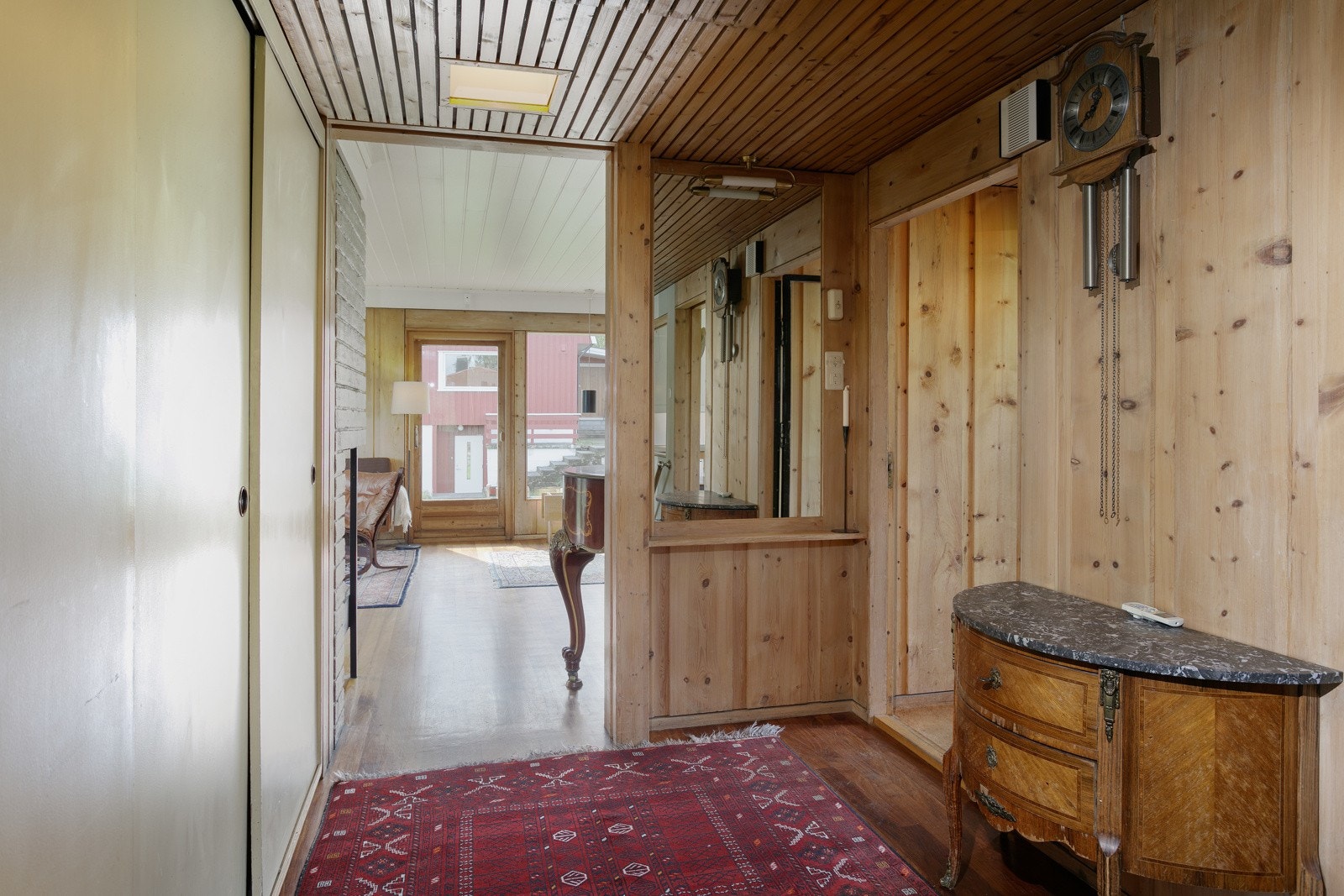 Dette er en spennende bolig som har gjennomtenkte løsninger og materialvalg fra sitt byggeår Galleribilde