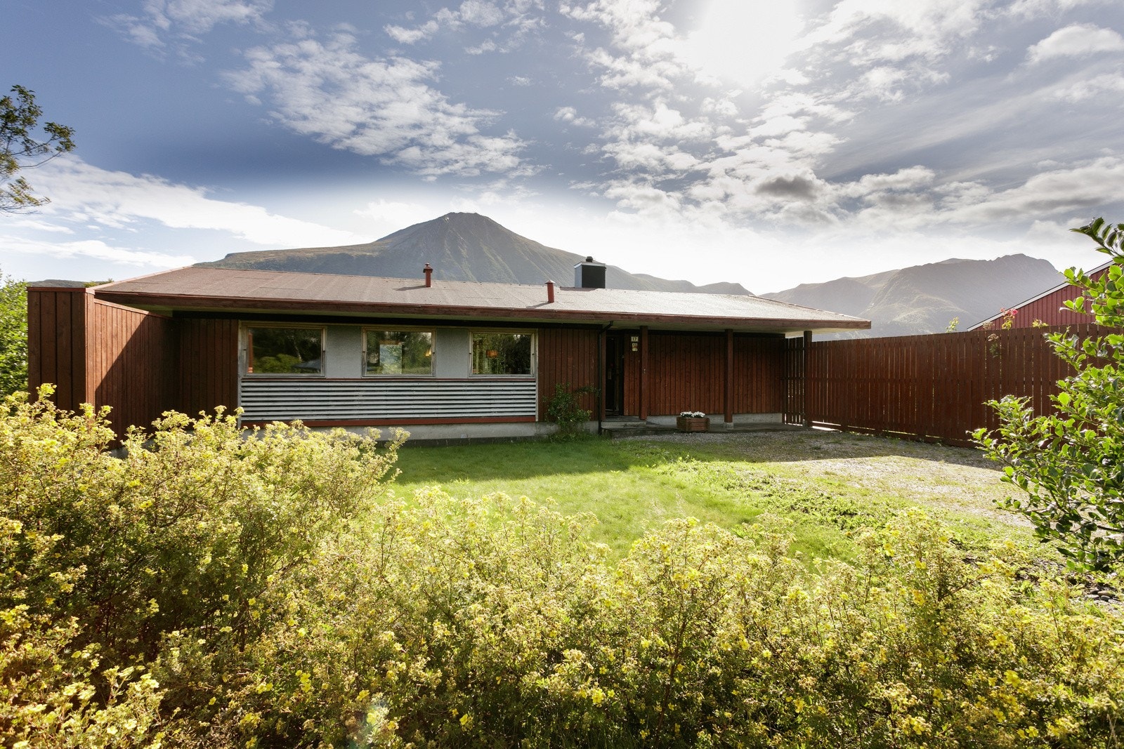 Her har man god tilkomst i flatt terreng, supert både når du skal starte renovering, flytte inn og i hverdagen Galleribilde