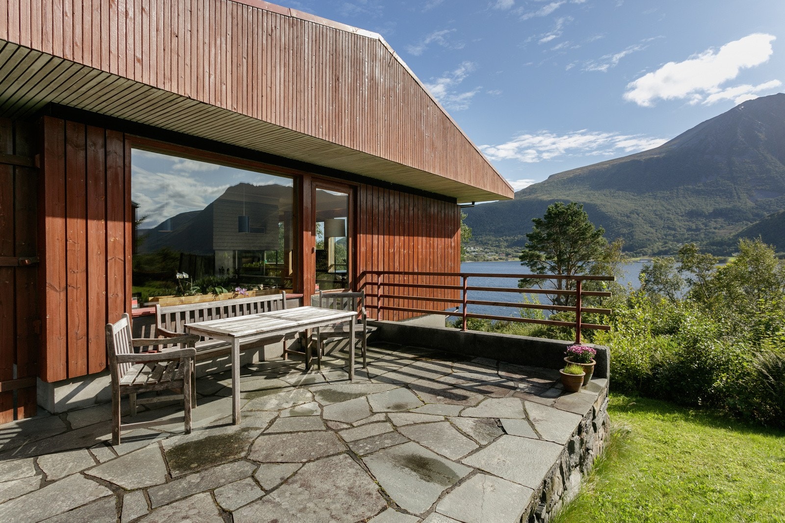 Skiferbelagt uteplass med tilkomst fra stue Galleribilde