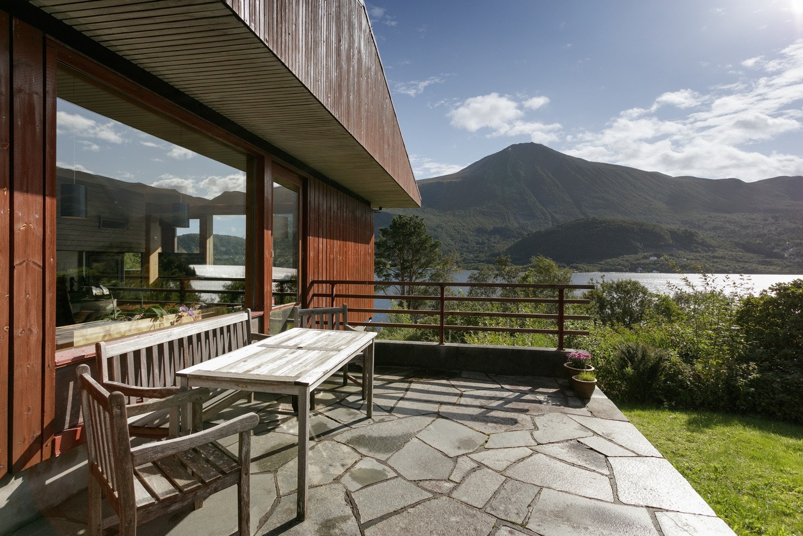 Etter at du har gått på tur til Hellandshornet, kan du sette deg ned og nyte utsikten Galleribilde