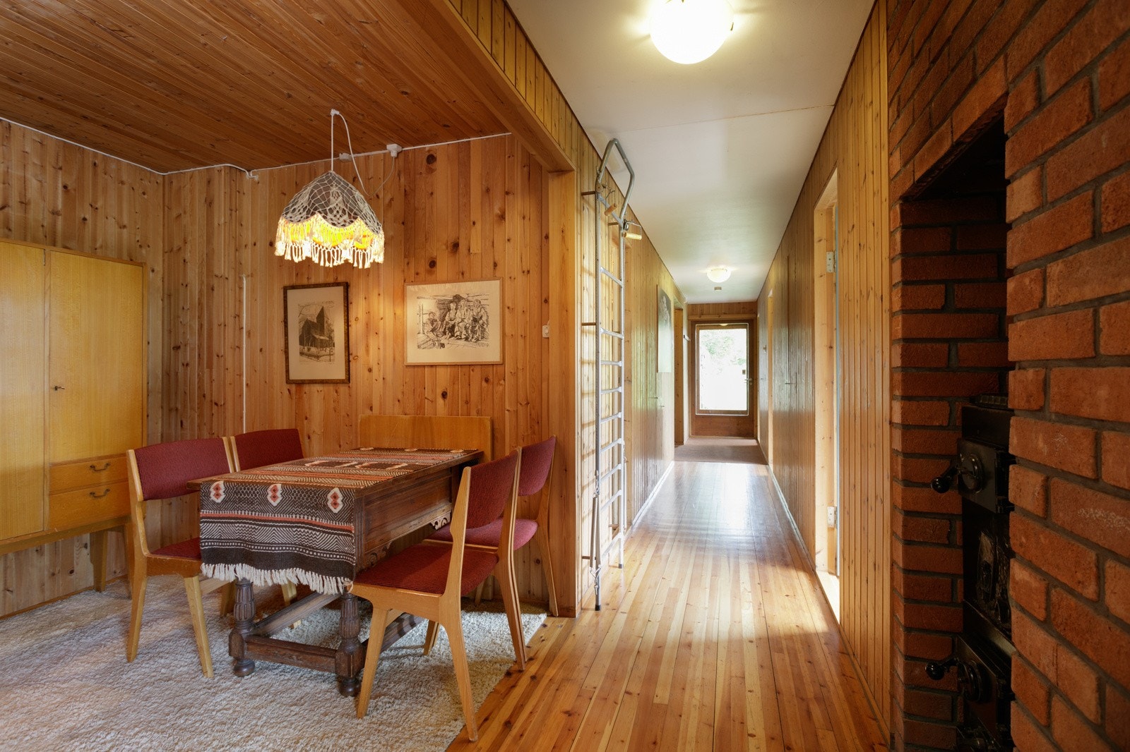 Fra byggeår finnes det overflater med både blandt annet skjåkpanel, parkett, fliser og furugulv Galleribilde