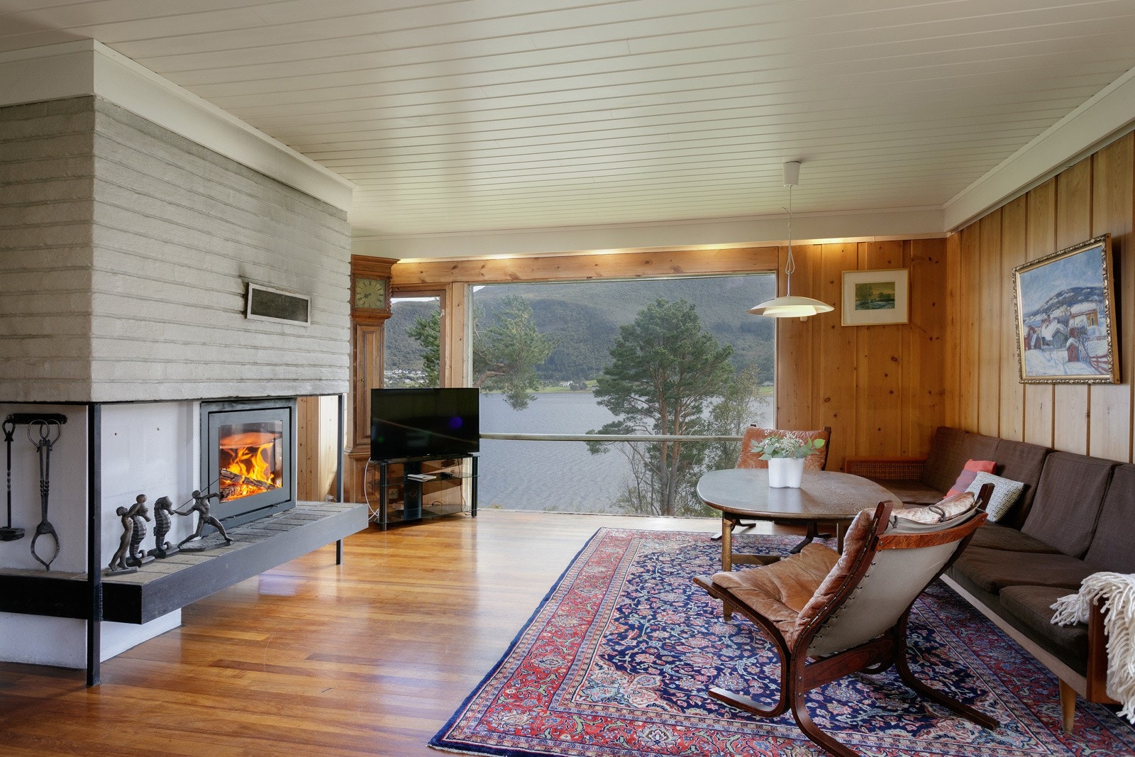 Legg merke til den flotte belysningen over det store stuevinduet Galleribilde