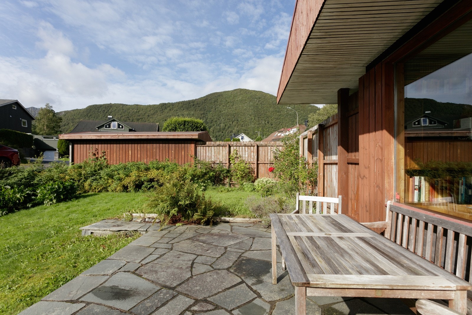 Delvis innegjerdet område og lite innsyn til hagen Galleribilde