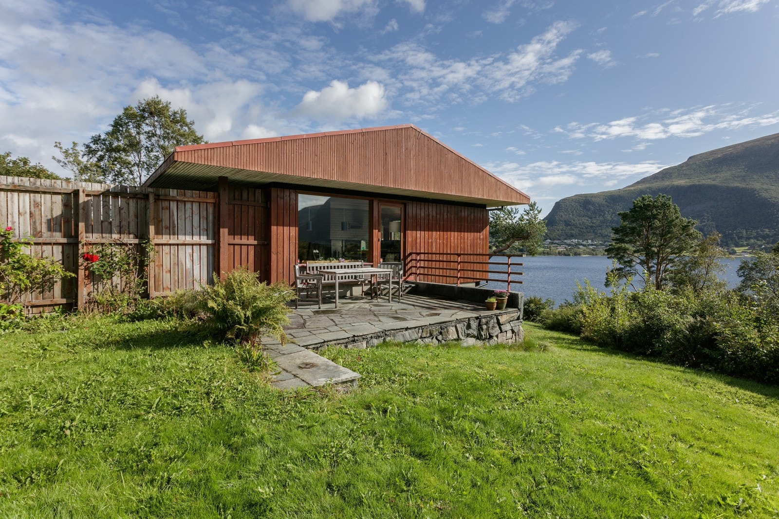 Solrik tomt og med en trivelig uteplass Galleribilde