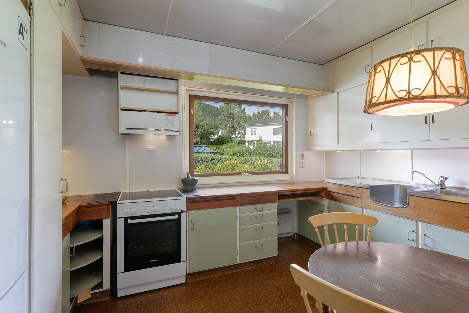 Legg merke til vinduet og de praktiske løsningene på innredningen. Galleribilde