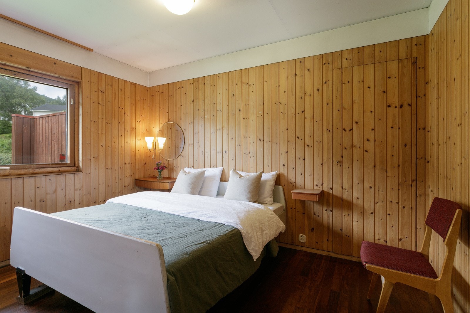 Soverommene er fordelt med 2 i hovedetasjen og 3 i underetasjen Galleribilde