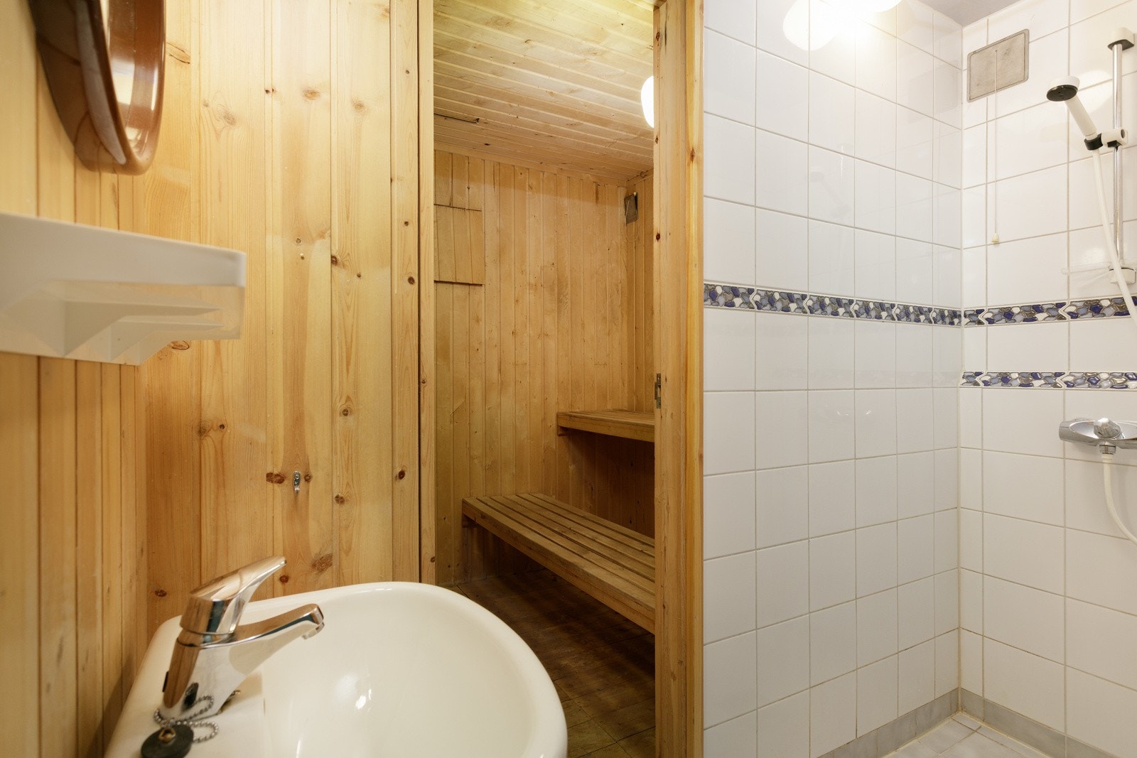 I underetasjen finner du bad og sauna. Boligen har to bad, ett i hver etasje. Galleribilde