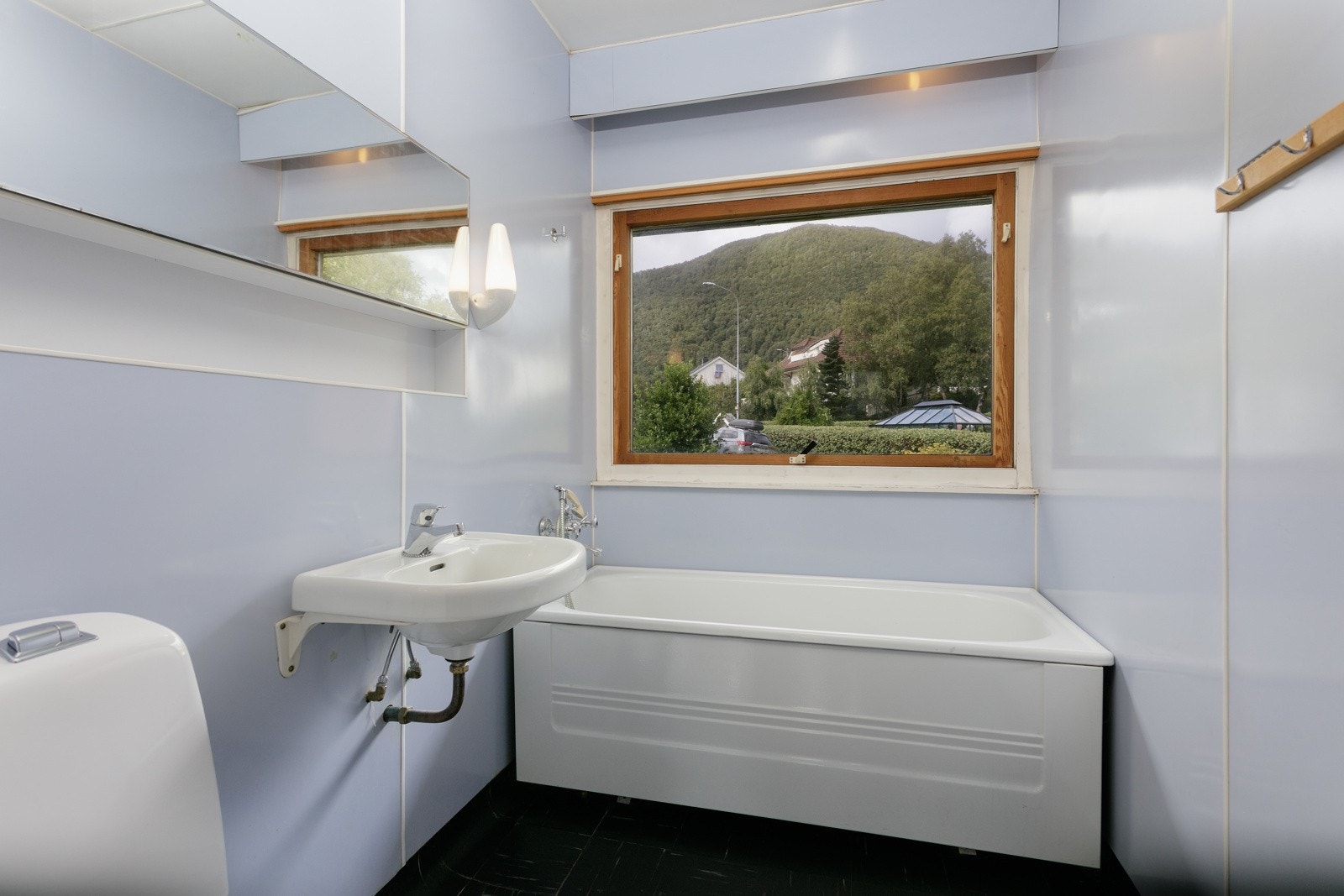 Boligen har jevnt over standard fra byggeår, også på badet Galleribilde