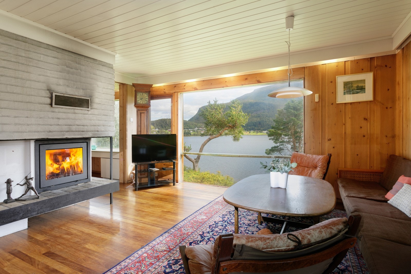 Sett deg ned og nyt de knitrende flammene fra peisen og den flotte utsikten Galleribilde