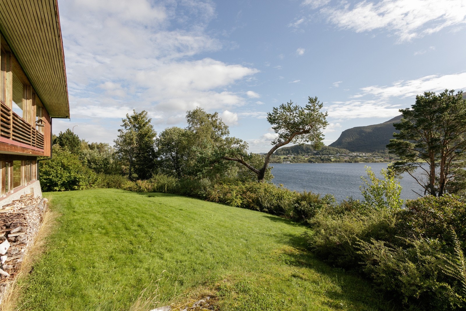 Beplantet hage og flott sjøutsikt Galleribilde