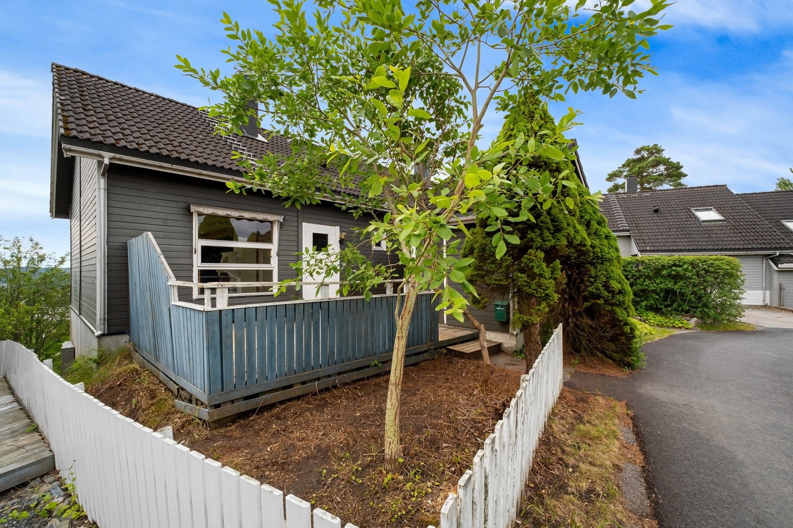 Familievennlig halvpart av tomannsbolig over 3 plan beliggende høyt og fritt m/nydelig utsikt på populære Vallerudtoppen i Lørenskog. Boligen har en god intern beliggenhet i en stille og fredelig blindvei. Galleribilde