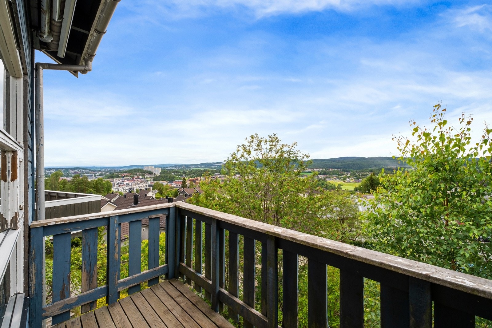 Boligen ligger høyt og fritt i terrenget med nydelig utsikt. Galleribilde