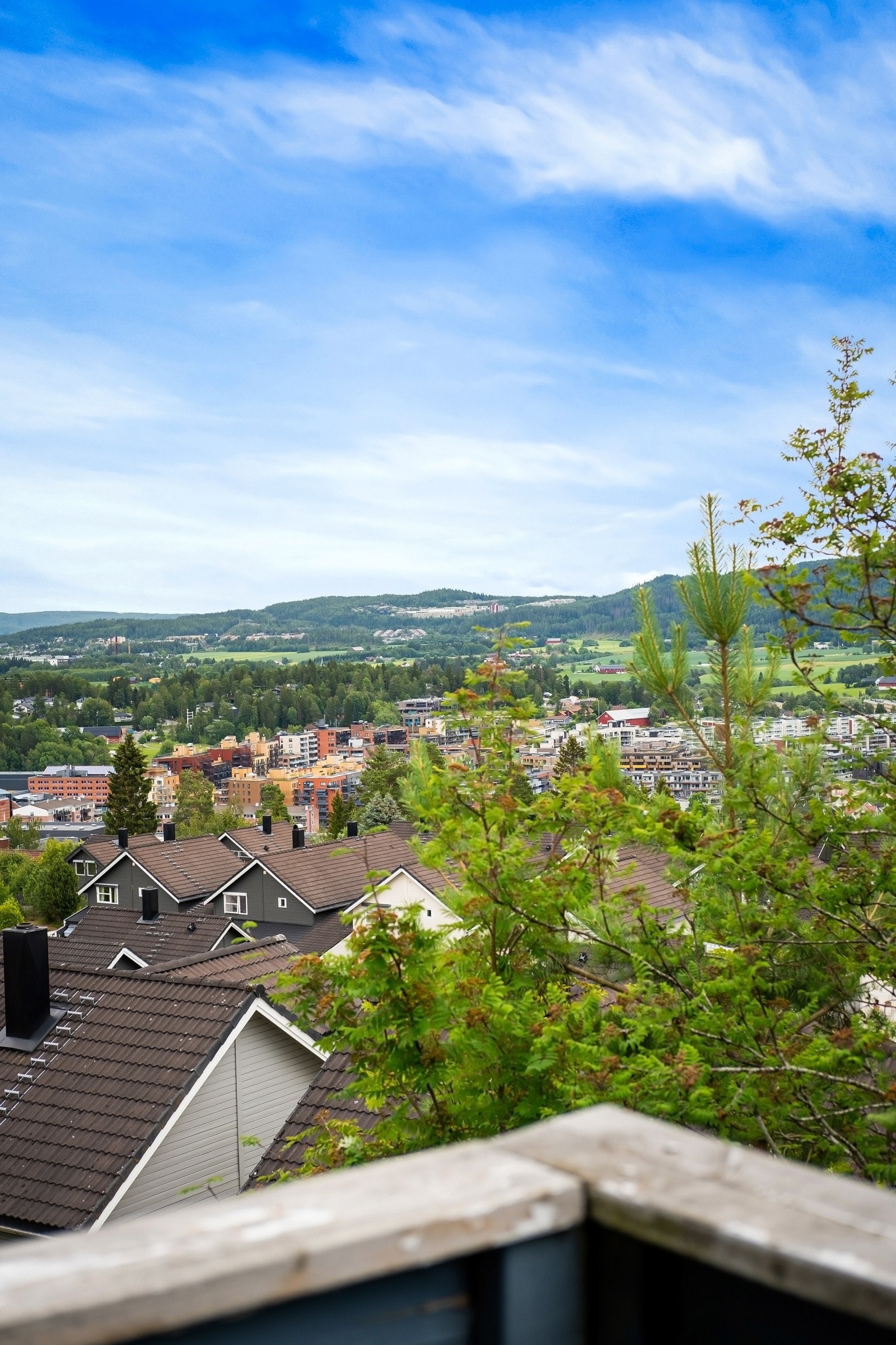 Fra stuen er det utgang til en sydøstvendt balkong på ca. 4 kvm, hvor man kan nyte en nydelig utsikt over nærområdet. Galleribilde