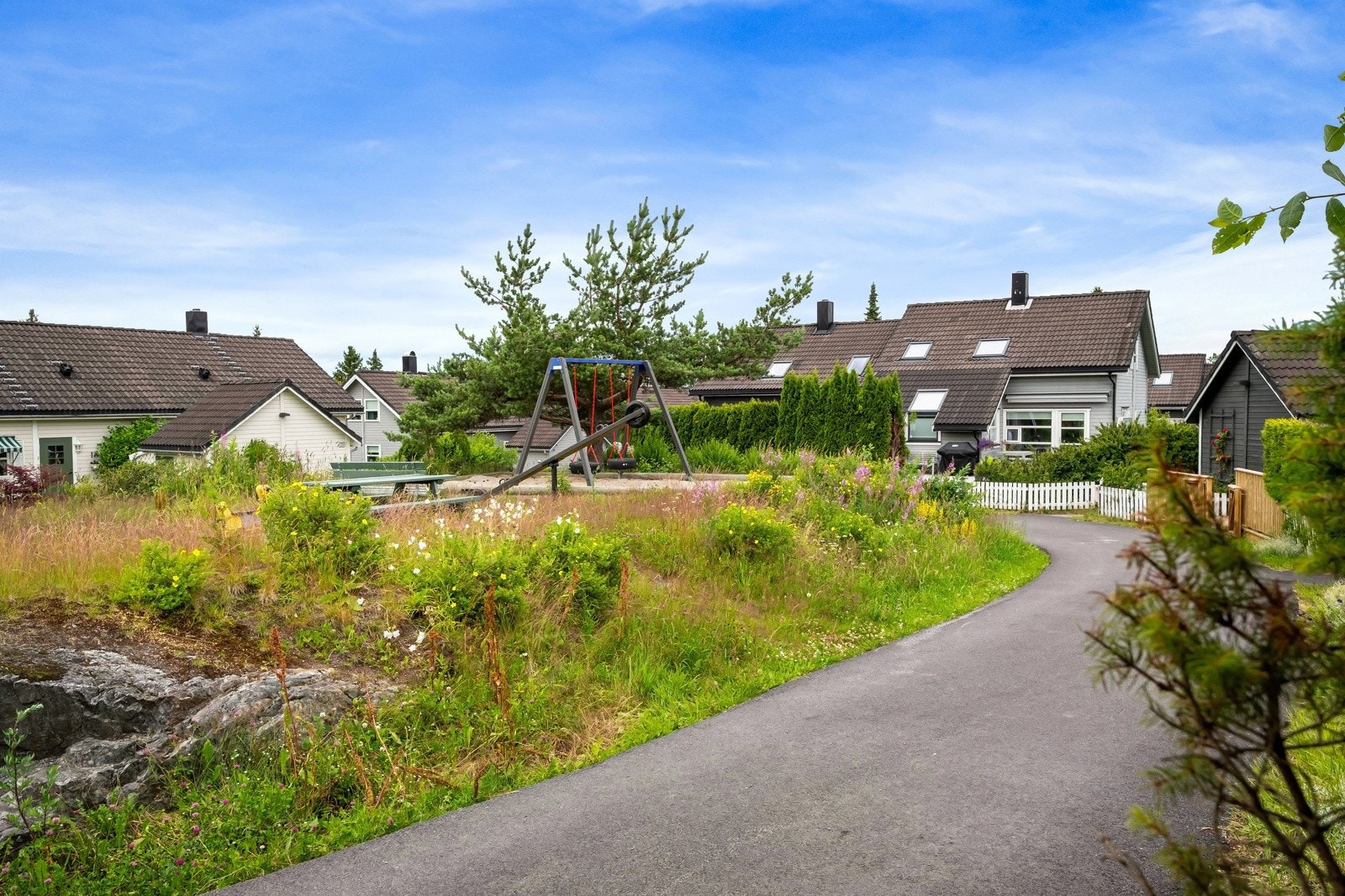 Lekeplass på fellesområde. Galleribilde