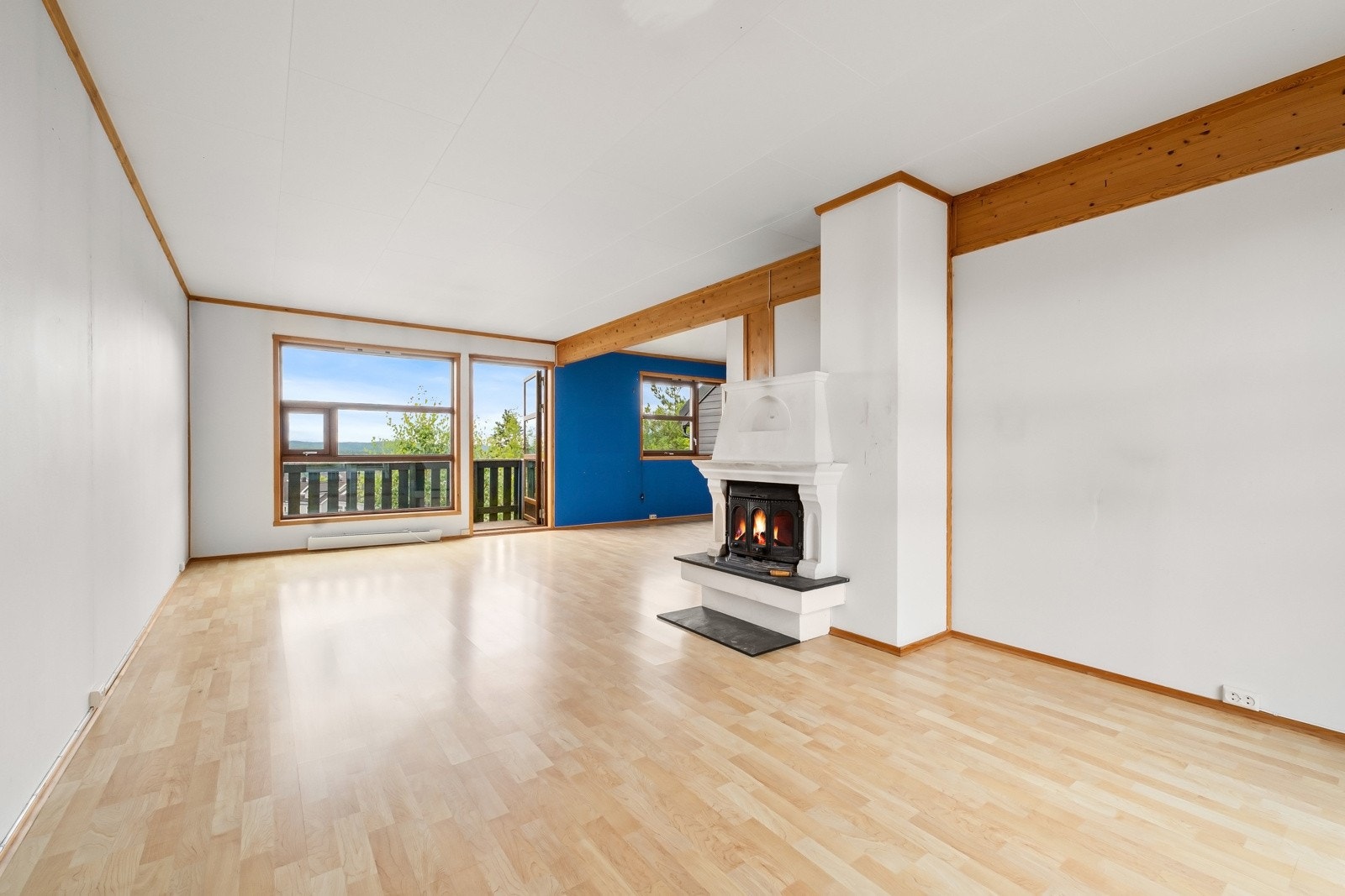 Den åpne gjennomgående stuen fremstår som lys, luftig og meget romslig. Gode vindusflater slipper inn rikelig med lys og gir et nydelig utsyn over nærområdet. Galleribilde
