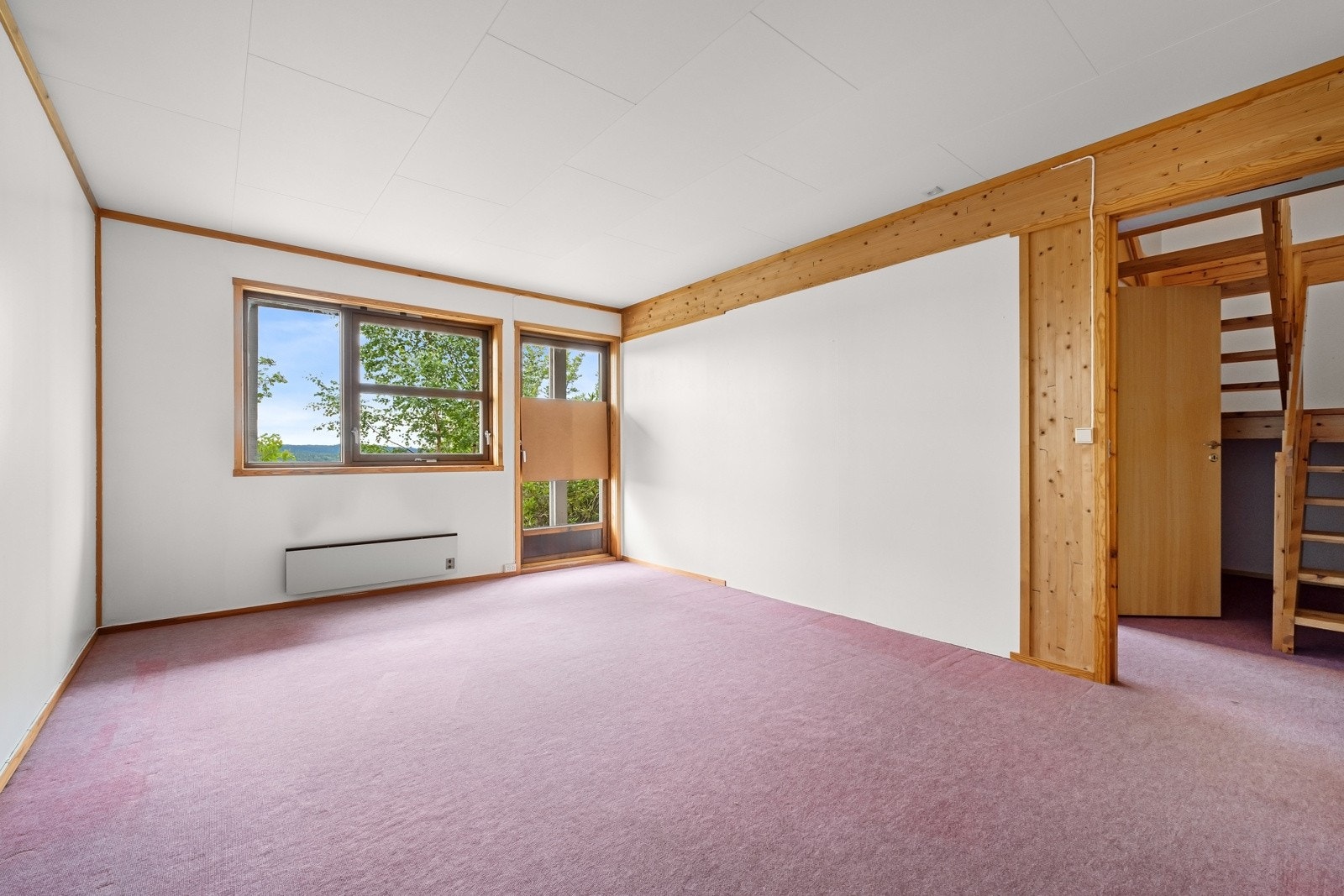 Hovedsoverommet er av meget generøs størrelse med god plass til dobbeltseng og tilhørende nattbord. Rommet har lysmalte veggflater, teppebelagt gulv og gode vindusflater. Terrassedøren fører enkelt ut til en skjermet hageparsell. Galleribilde