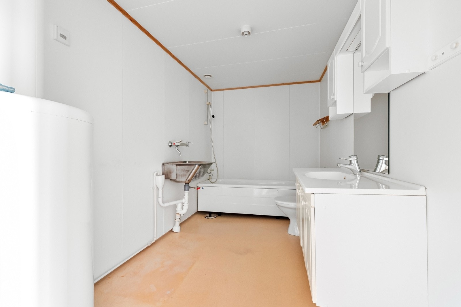 Det er opplegg for vaskemaskin. Boligens varmtvannsbereder er plassert her. Galleribilde