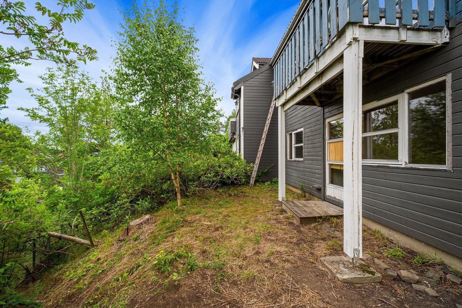 Boligen disponerer naturlig del av hageområde rundt sin egen bolig, tomten er delvis skrånende og opparbeidet med plen, samt diverse beplantning. Det er satt opp gjerde som rammer inn arealet. Galleribilde