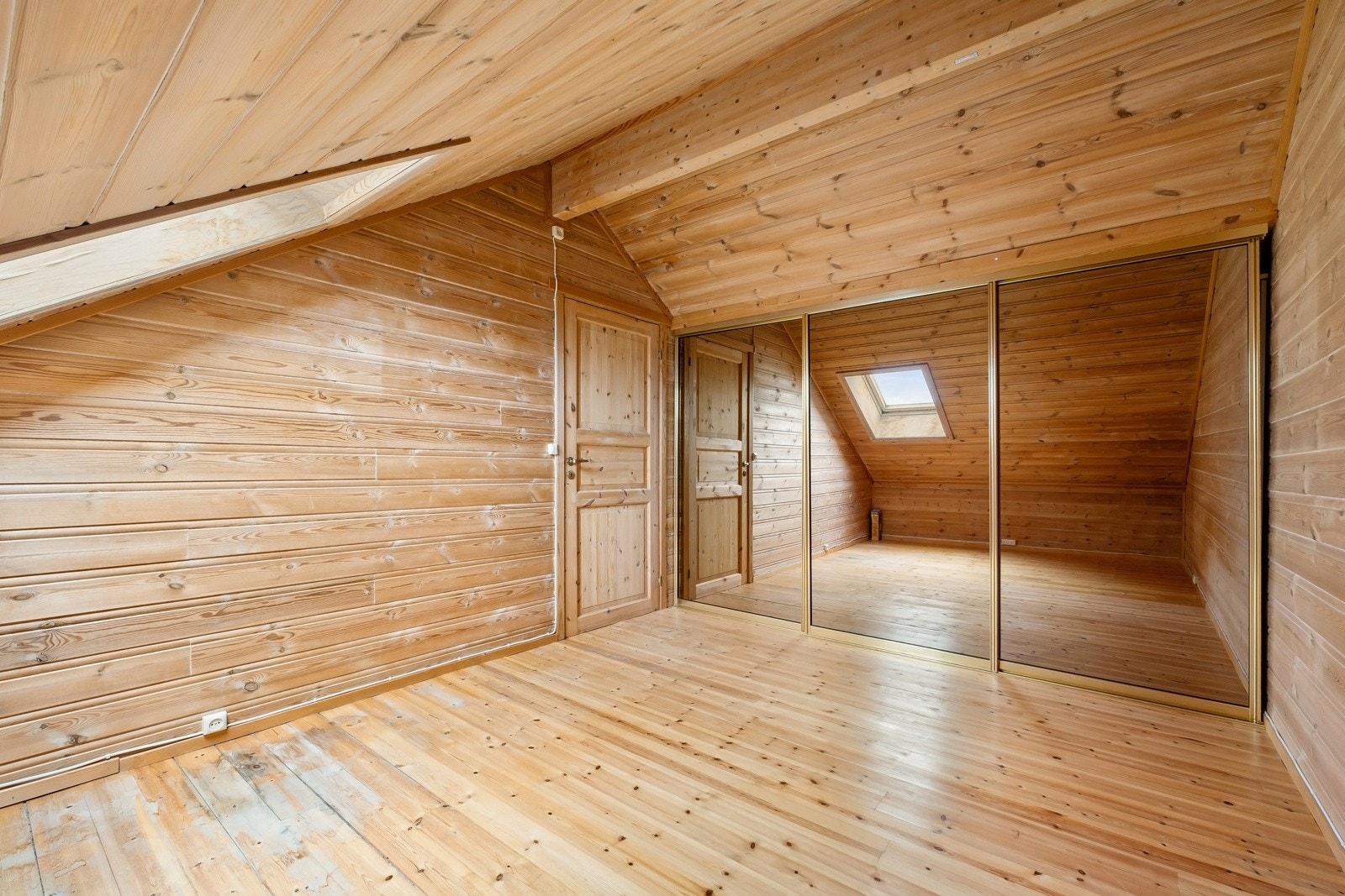 Soverom 3 har trepanel på veggflater, heltre gulvbord og skylight vindu i himling. Det er bygget inn en praktisk skyvedørsgarderobe i knevegg. Galleribilde