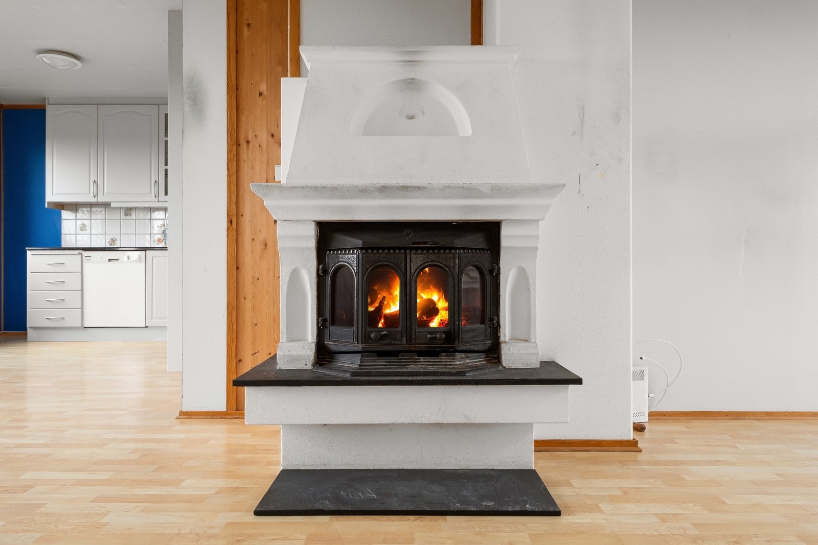 Midt i rommet er det en oppmurt peis som varmer godt på kalde dager. Galleribilde