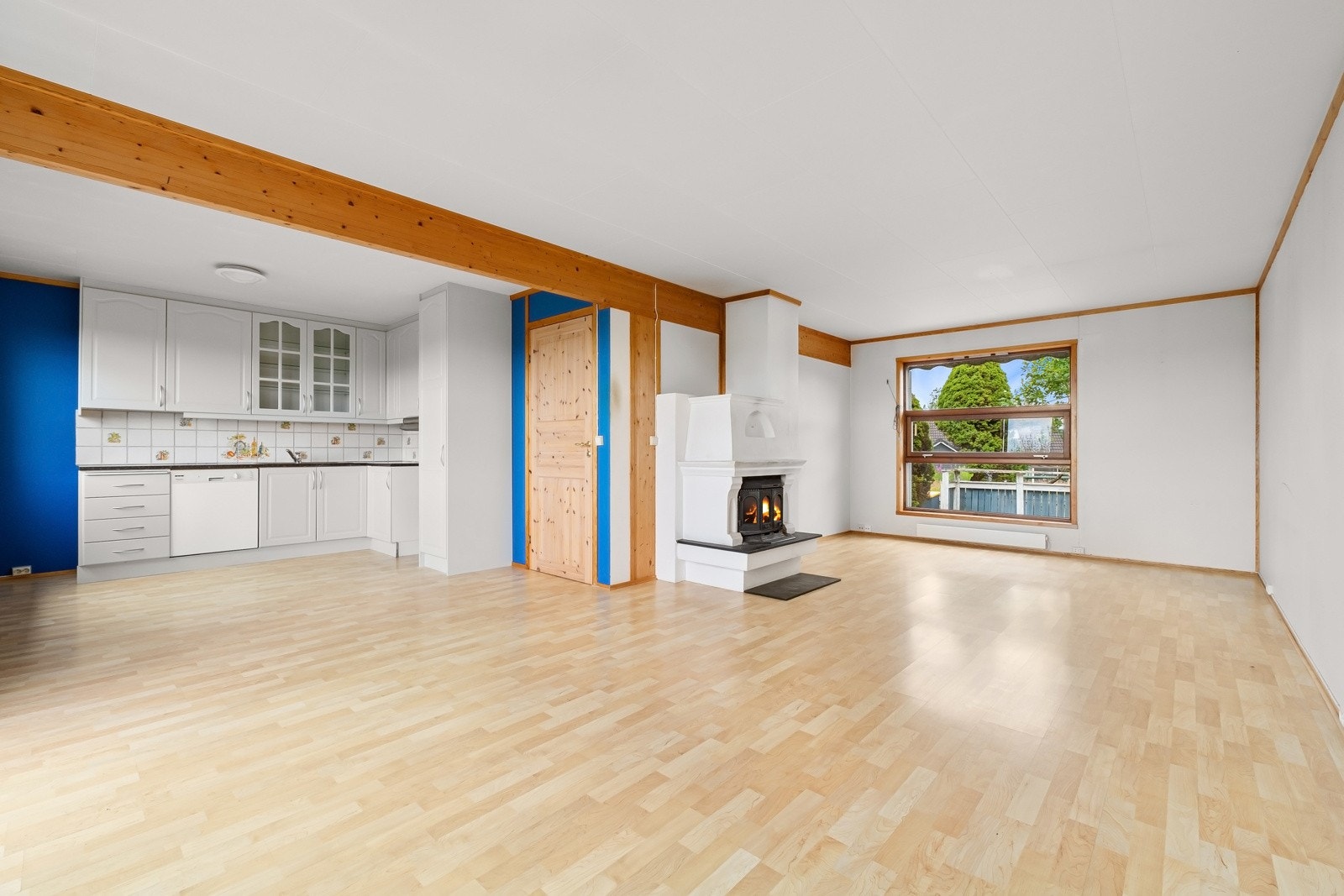 På gulvet er det lagt laminat som strekker seg sømløst inn i kjøkkenet. Galleribilde