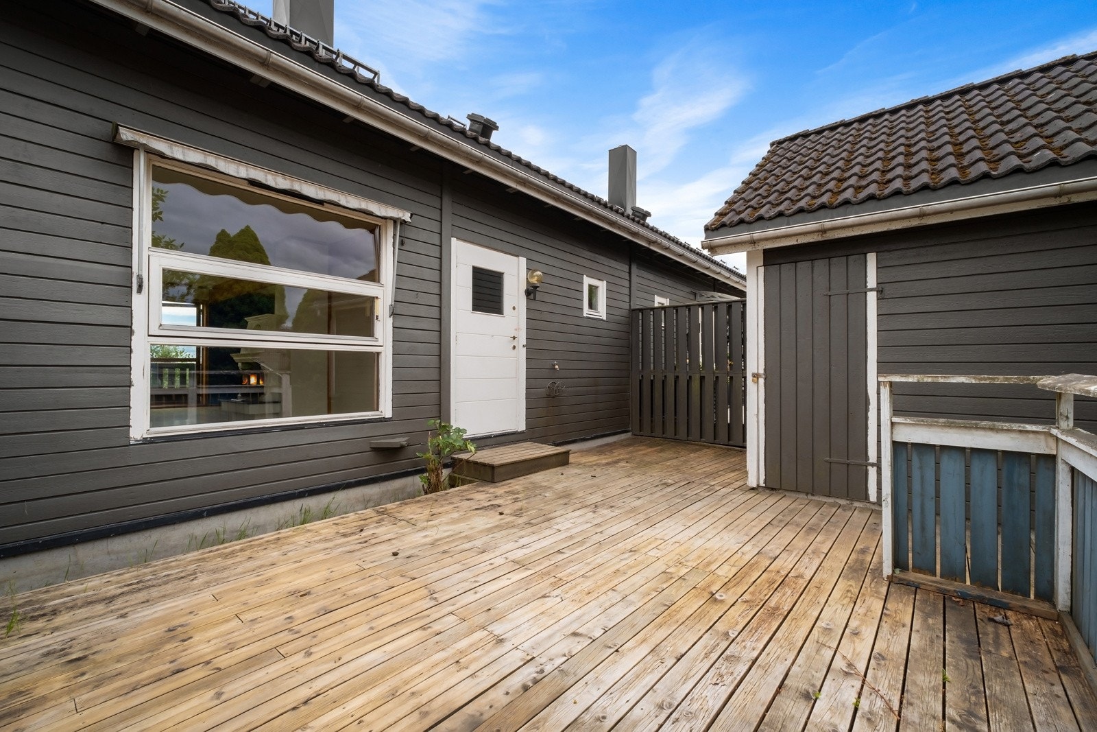 Ved inngangspartiet er det etablert en stor nordvestvendt markterrasse på hele 25 kvm. Galleribilde