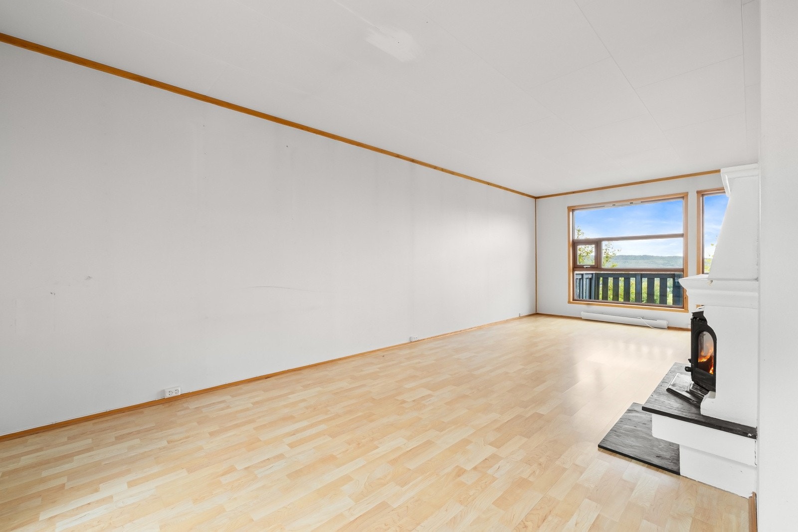 God plass til sofaløsning med tilhørende møblement og spisestue. Tv-signaler og internett leveres fra Telia og grunnpakken inngår i felleskostnadene. Galleribilde