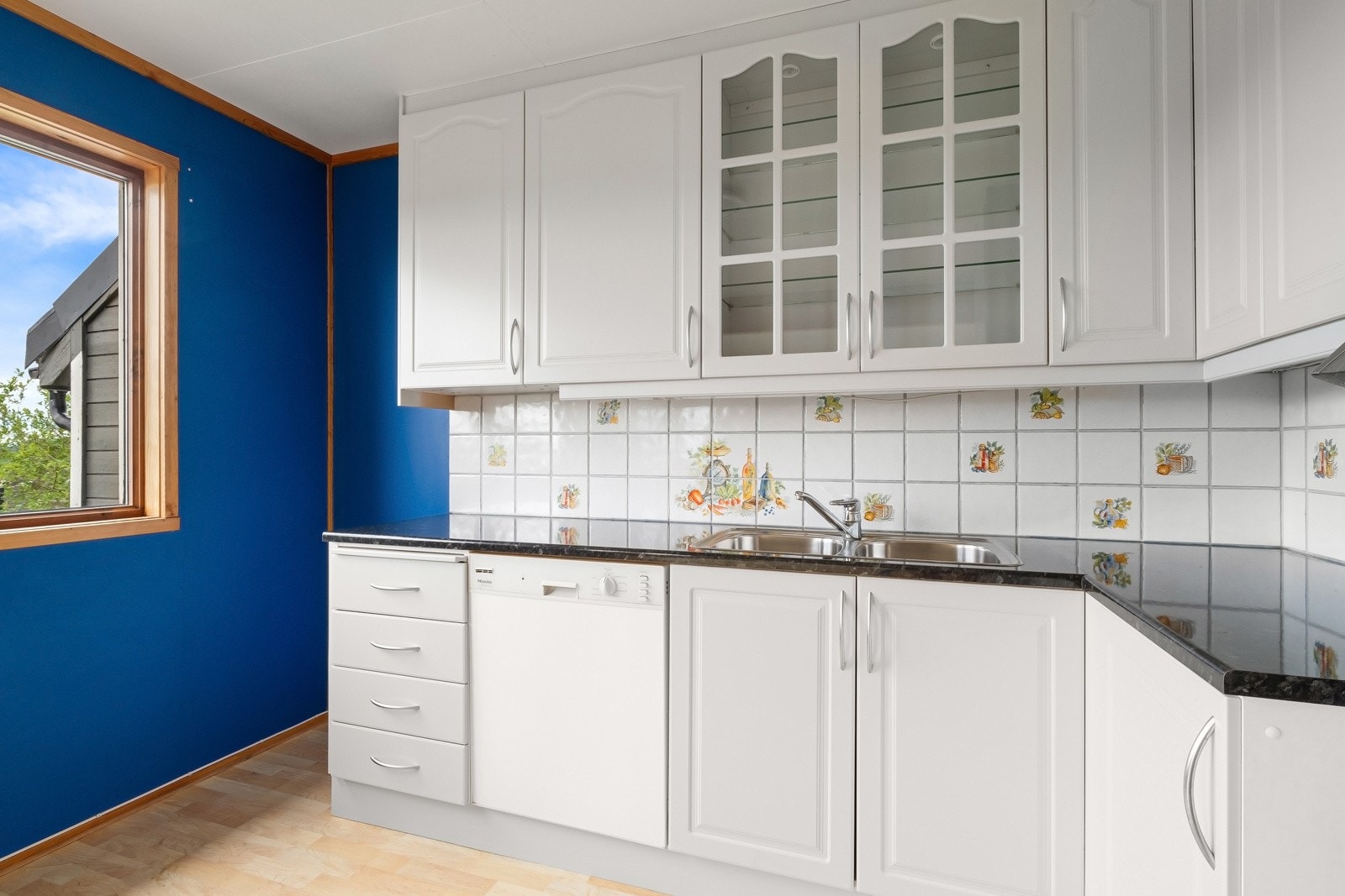 God plass til spisebord foran det store vinduet. Galleribilde